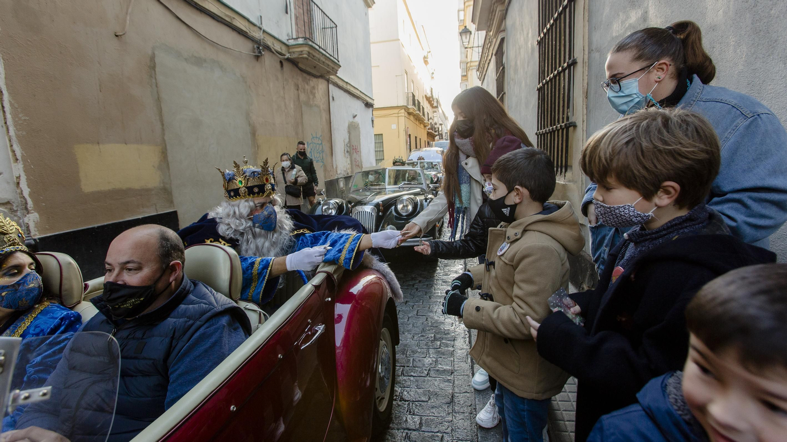 En imágenes: Los Reyes Magos recorren los barrios de Cádiz
