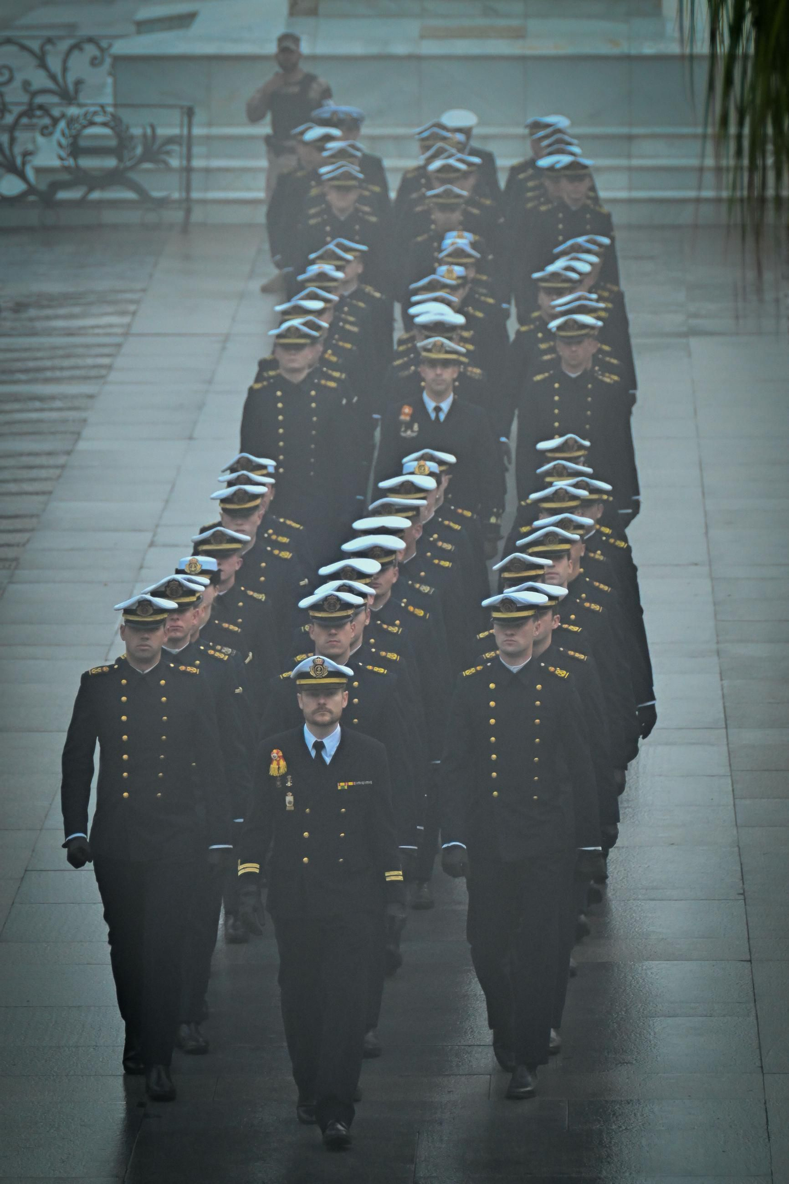 Las imágenes del recibimiento a los guardiamarinas del Elcano en el Ayuntamiento de Cádiz, con la Princesa Leonor