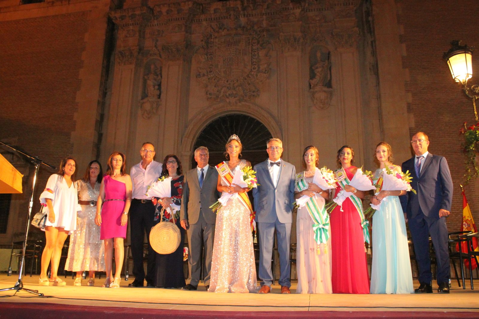 El pregonero, la Reina y Damas y la corporación local de Vélez Rubio.