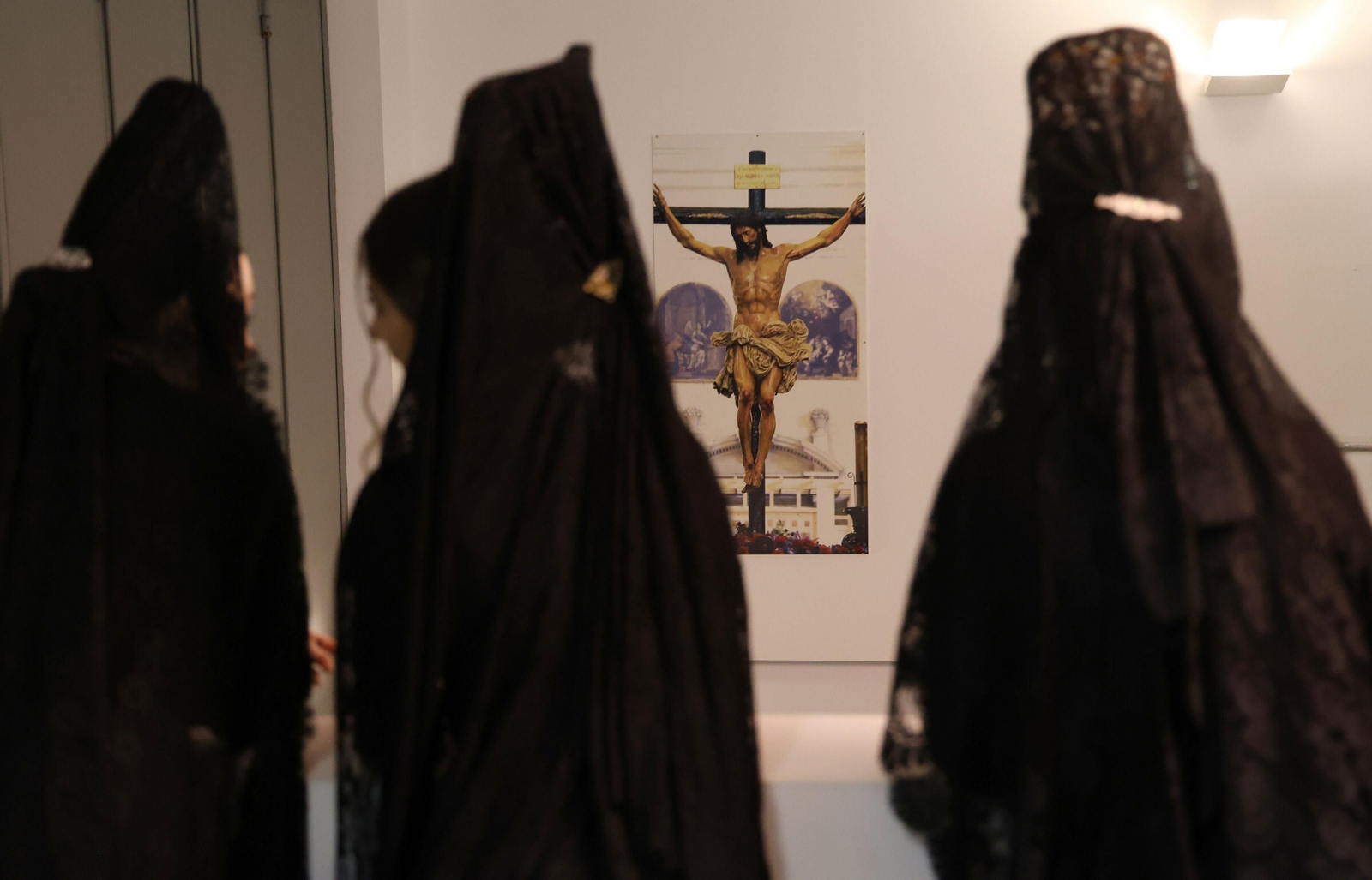 Crucifixión en el Lunes Santo en Málaga, en fotos