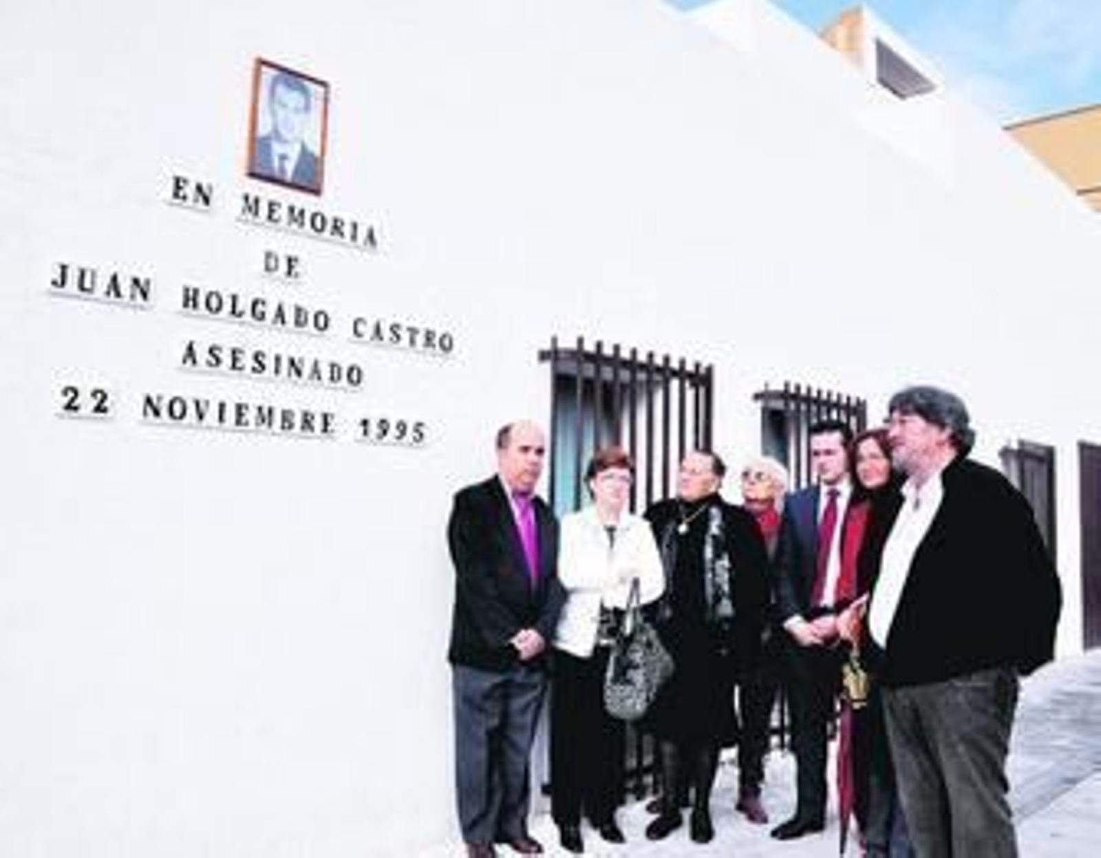 Vecinos y familiares de Juan Holgado posan ante el azulejo descubierto ayer. Vecinos y familiares de Juan Holgado posan ante el azulejo descubierto ayer.