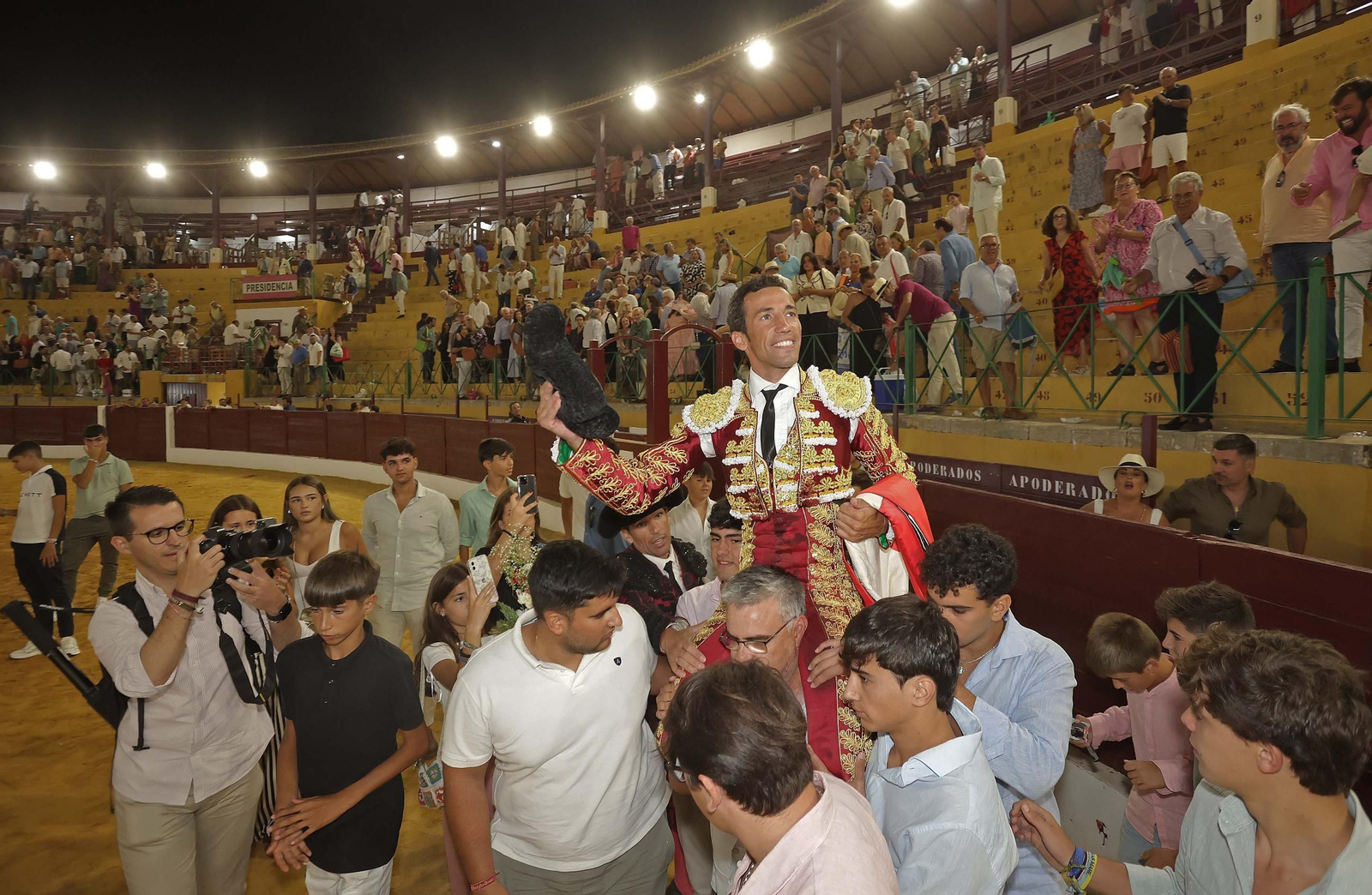 Fotos de la corrida del viernes de la Feria de La Línea: Morante de la Puebla, Talavante y David de Miranda