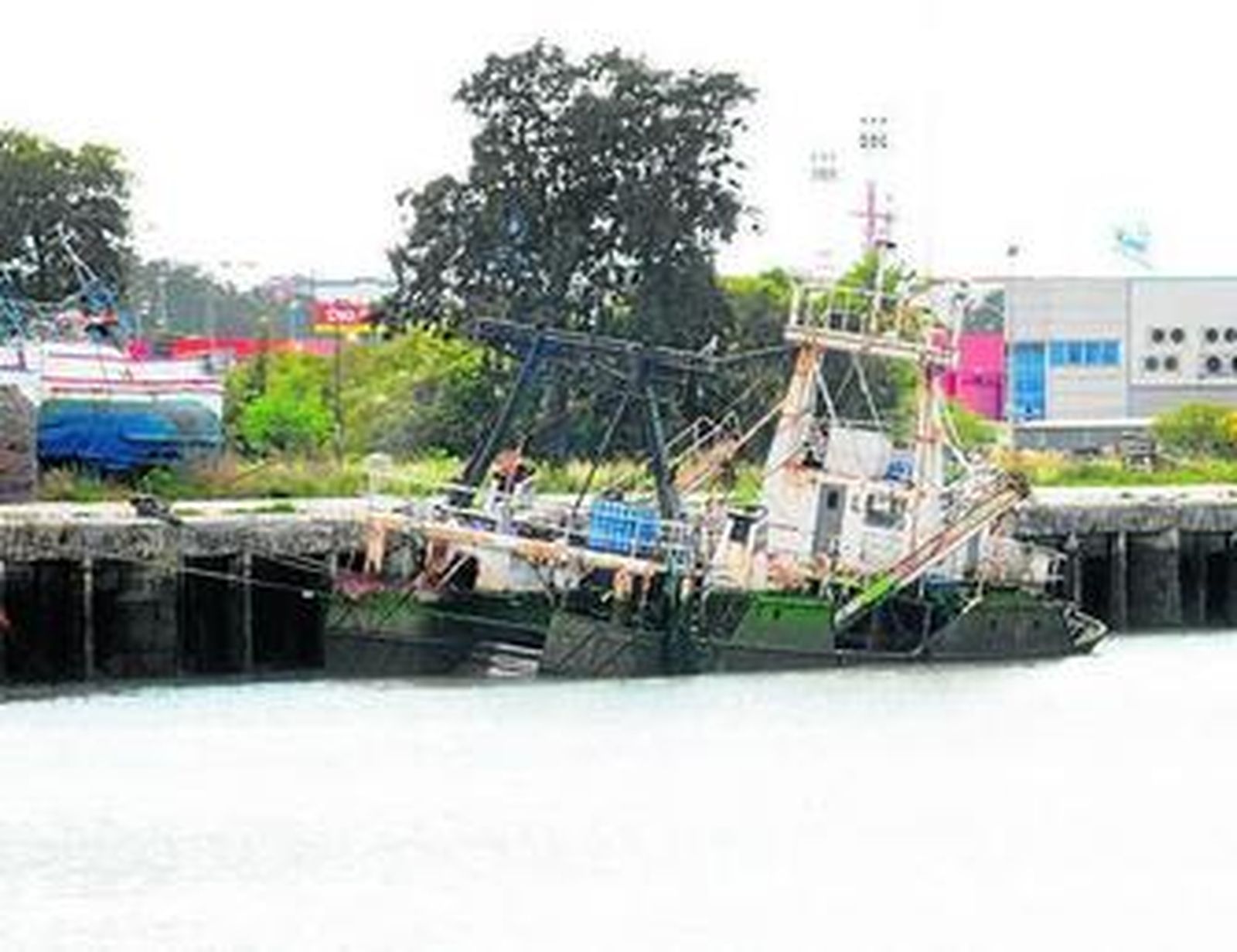 Uno de los barcos preparados para desguace en el Guadalete.