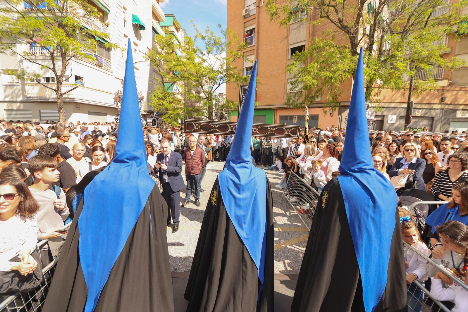 Así vivió Granada la salida de la Hermandad de los Salesianos 2025
