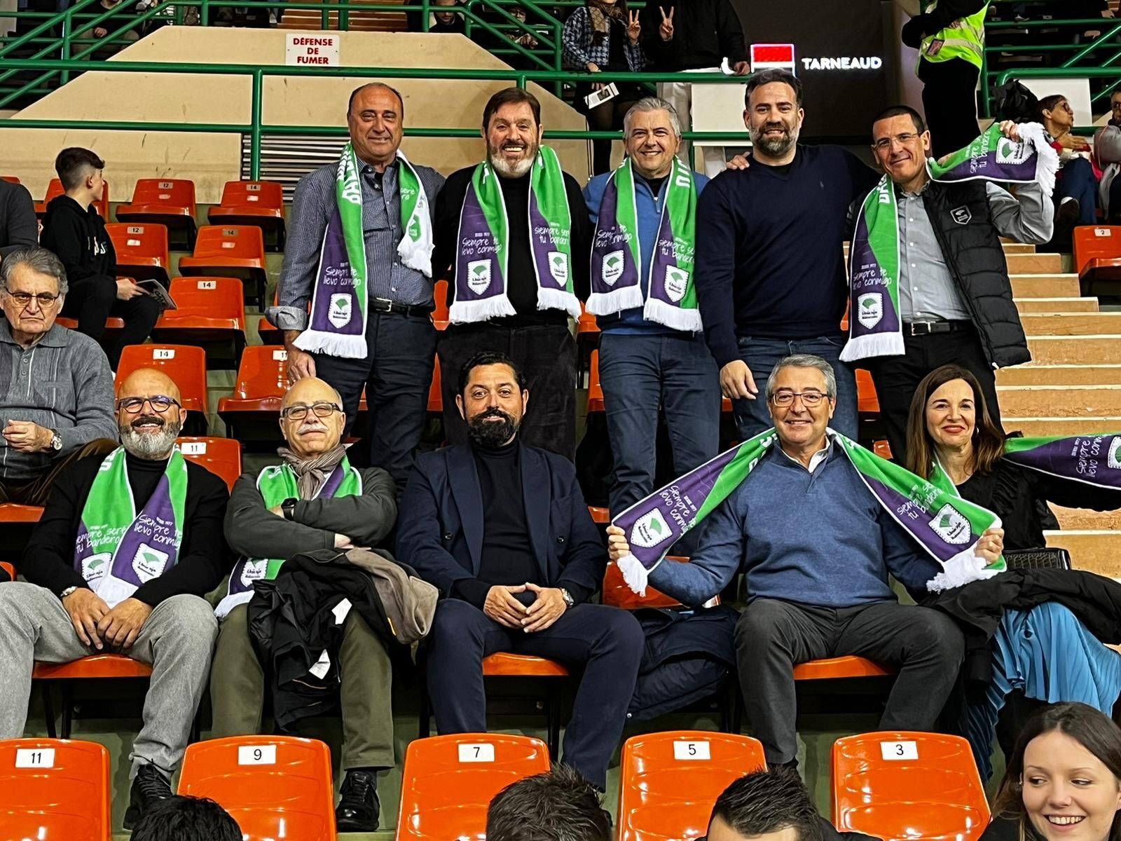 Personalidades y aficionados con el Unicaja en Limoges.