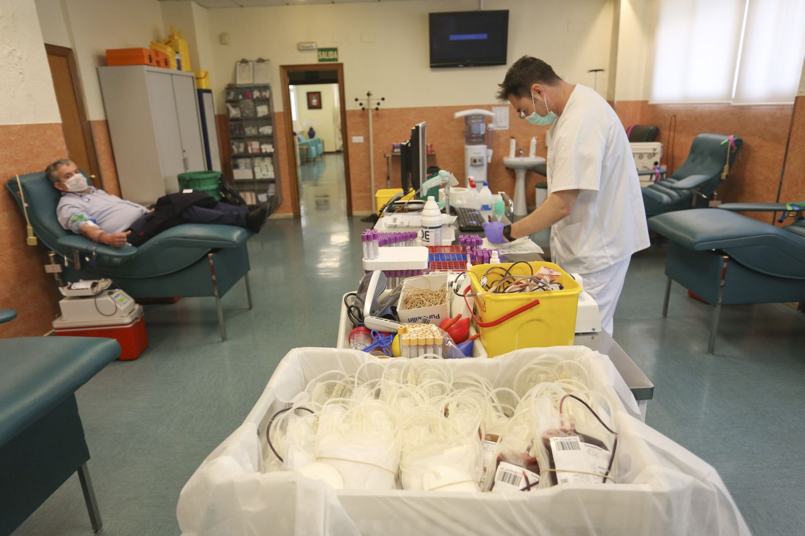 Salir a donar sangre en la Málaga del coronavirus, en fotos