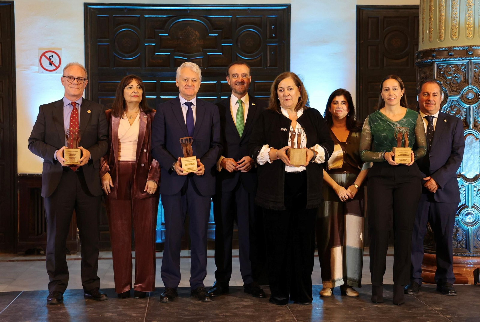 Los premiados junto a los representantes del Colegio de Psicología de Andalucía Occidental.