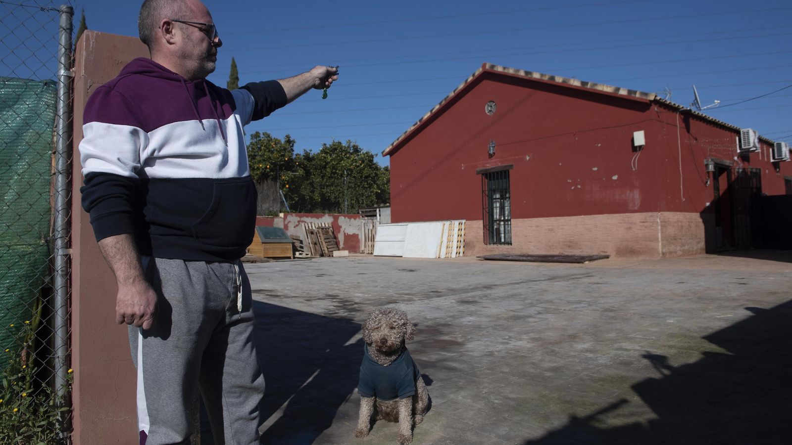 El afectado señala su casa.