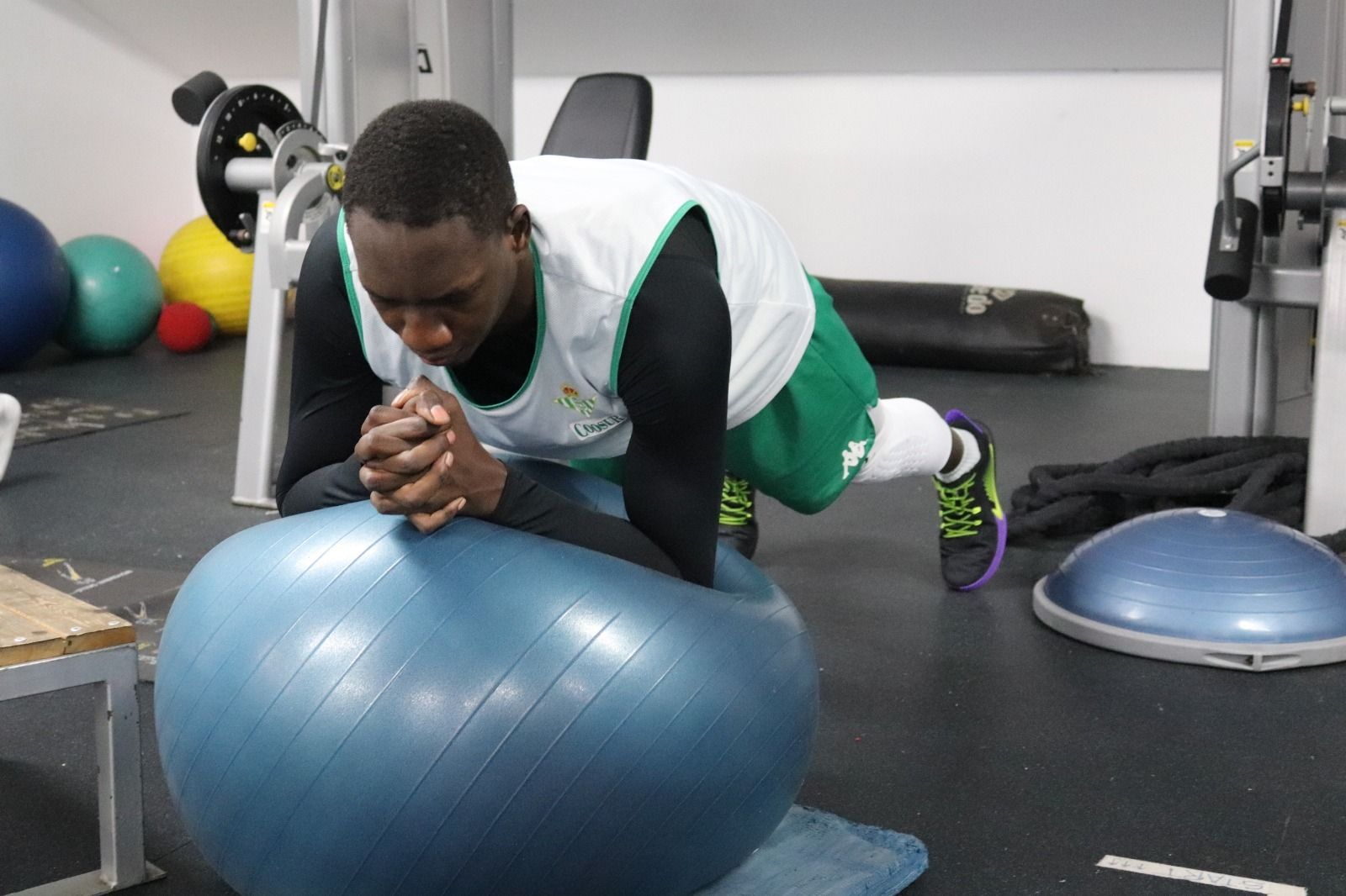 Niang se ejercita en el gimnasio en un entrenamiento.