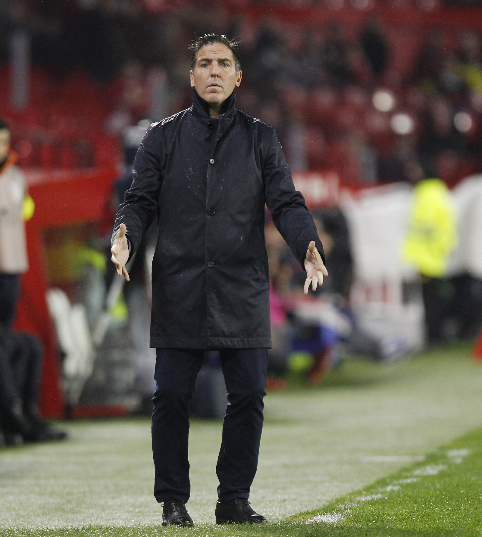 Eduardo Berizzo sigue con tensión el partido ante el Levante bajo la lluvia.