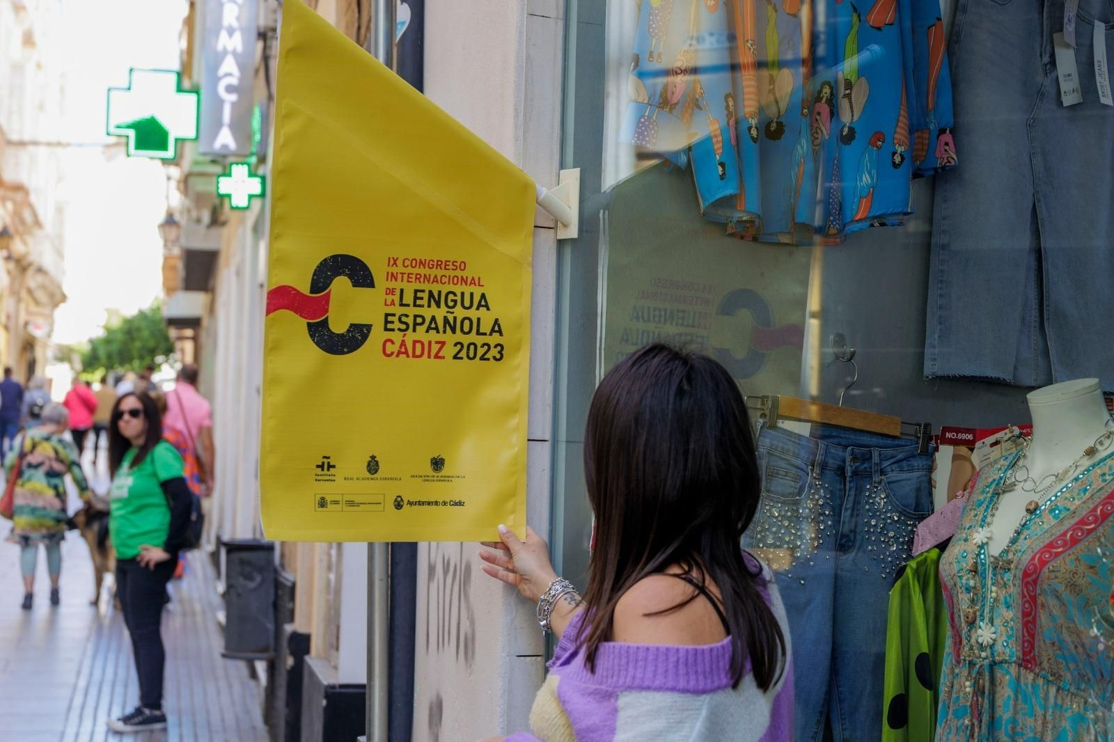 Palabras gaditanas cuelgan de los balcones de Cádiz