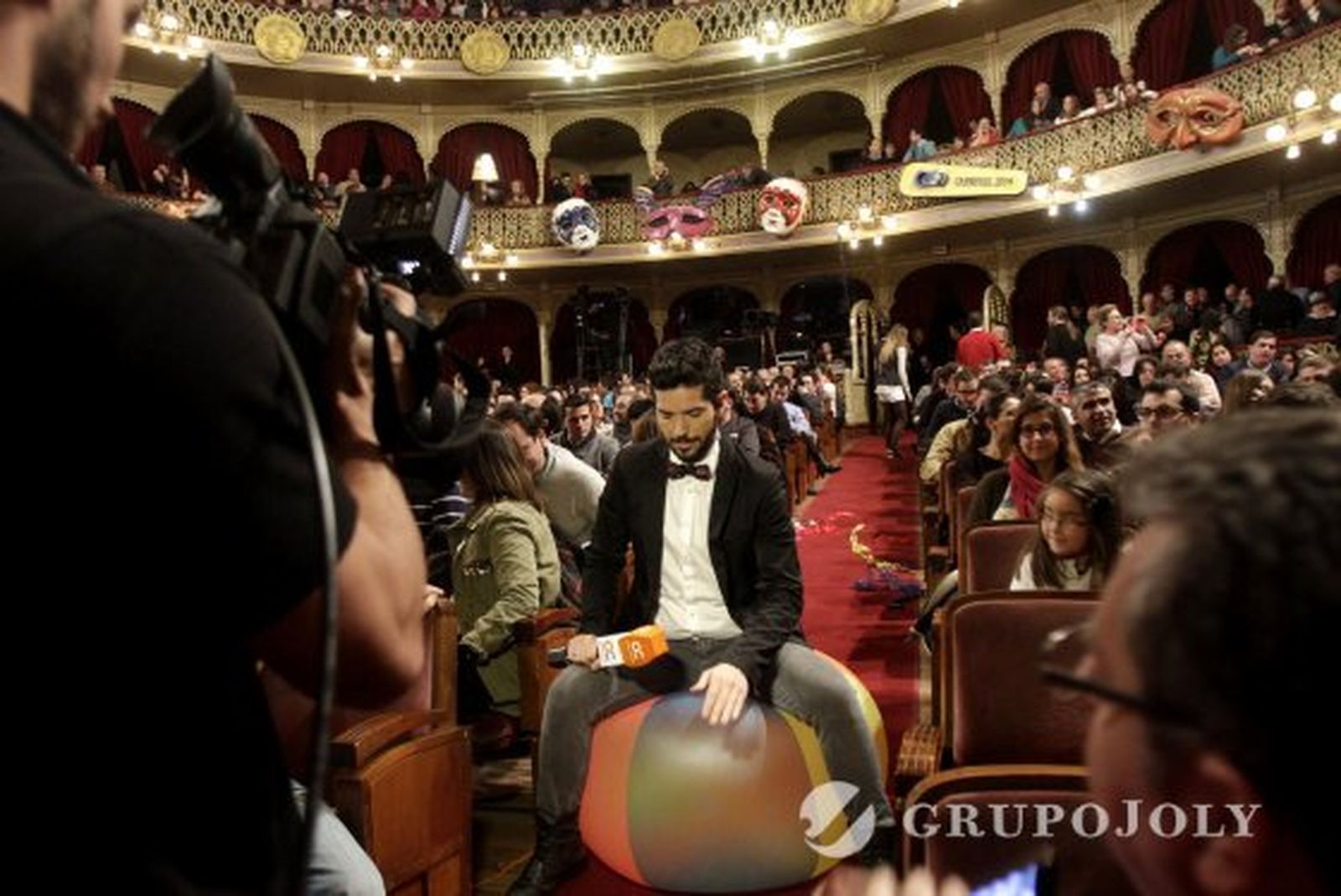 El público disfrutó con una pelota gigante que lanzó el coro.

Foto: Fito Carreto