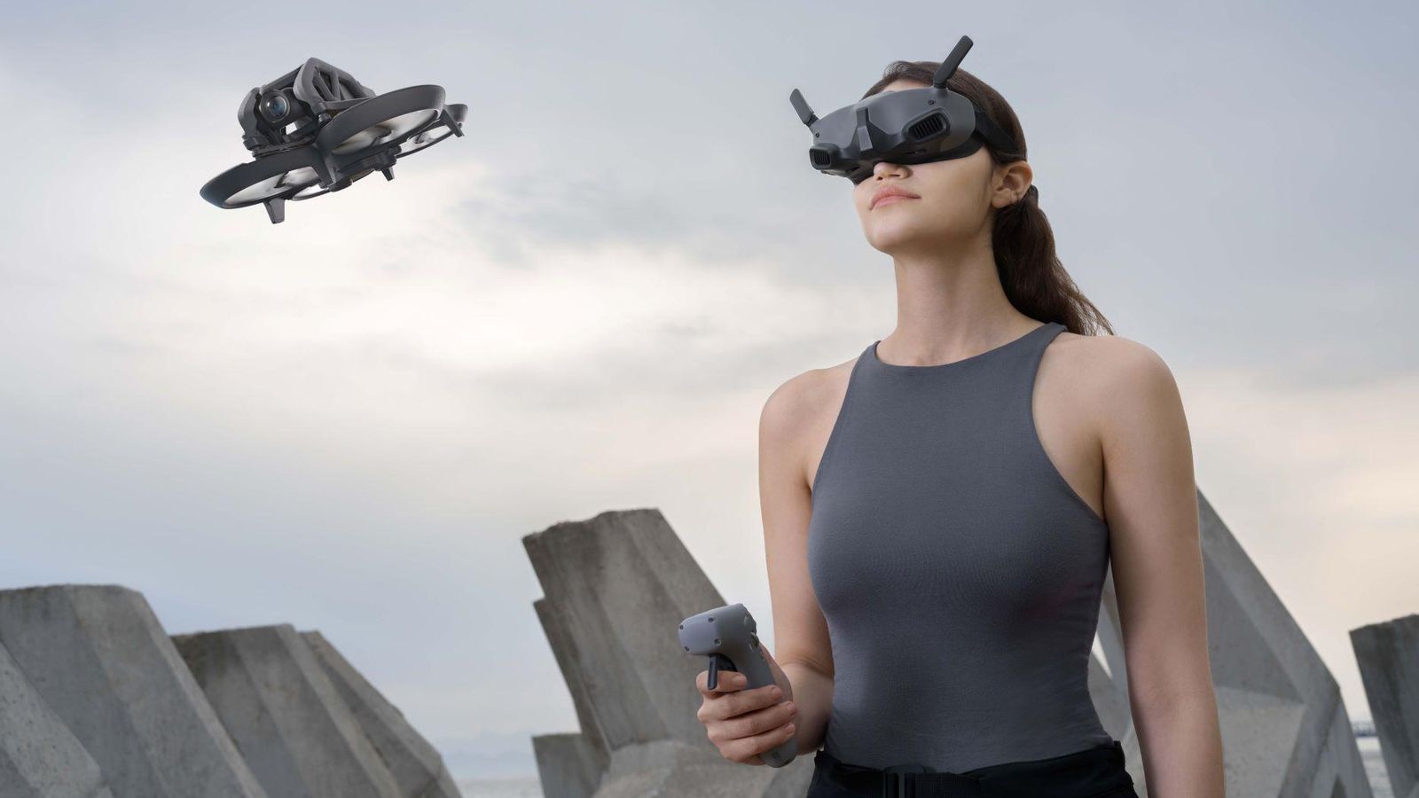 Gafas DJI Goggles Integra, mando DJI RC Motion 2 y dron.