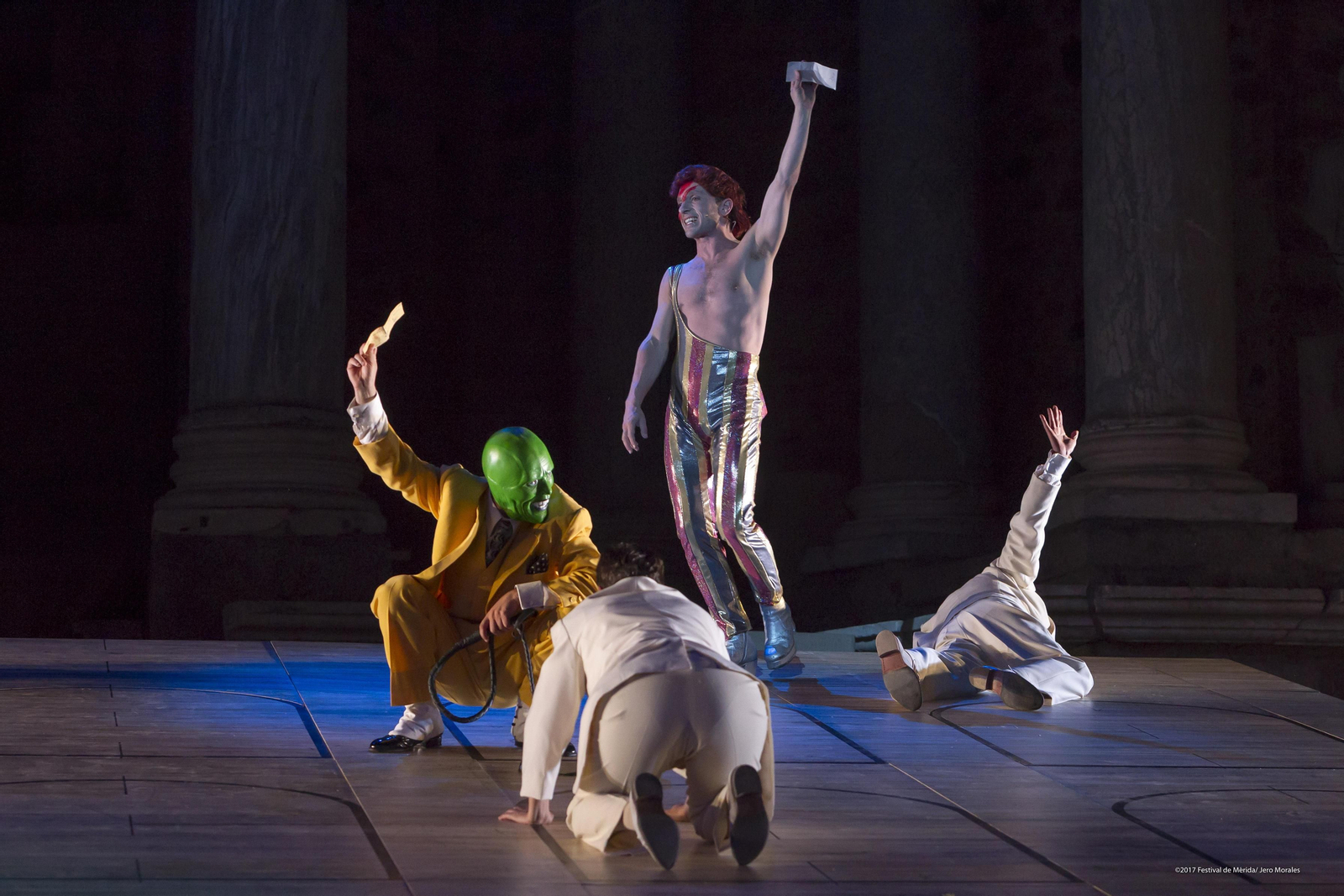 Pablo Derqui, un Calígula con el atuendo de David Bowie.