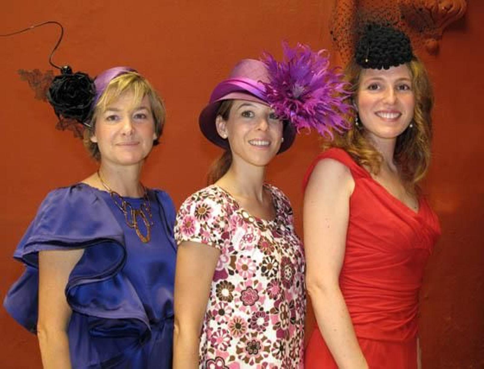 Reyes Bilbao e Isabel García Valdecasas, con sombreros de Treacy, y Fátima Valero, de Tolentino.

Foto: Victoria Ramírez