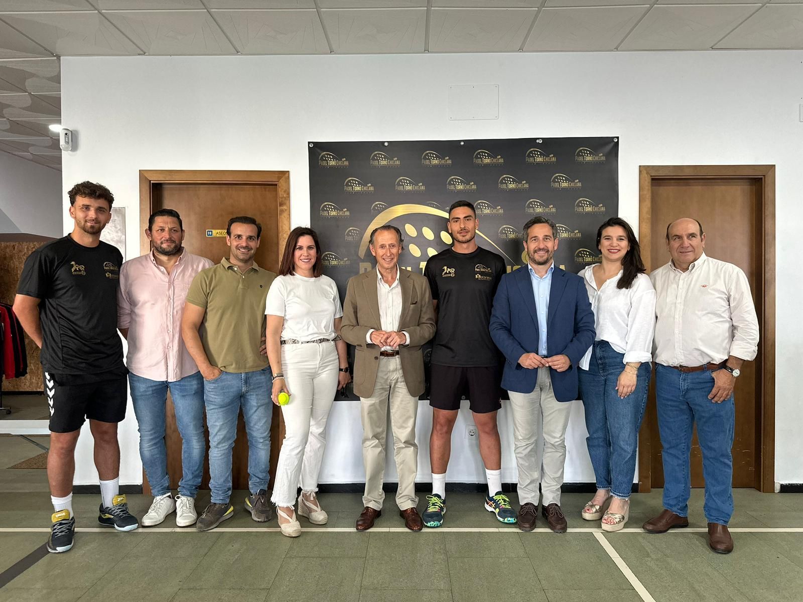 El alcalde de Chiclana, José María Román, y el delegado municipal de Deportes, José Manuel Vera, visitan las instalaciones de Club Pádel Torno Chiclana.