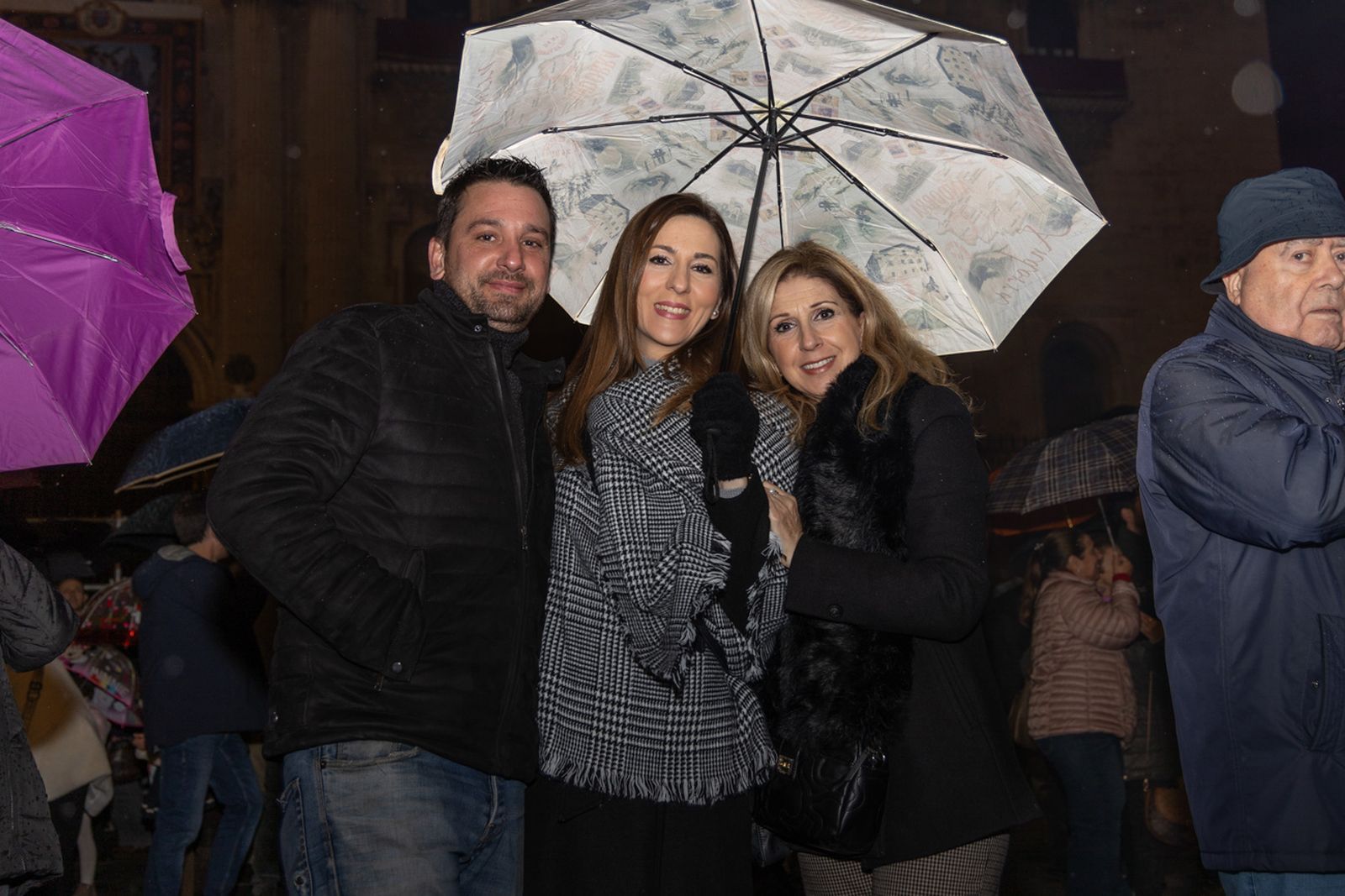 Los jiennenses disfrutan del centro de la ciudad, rodeados de un ambiente navideño