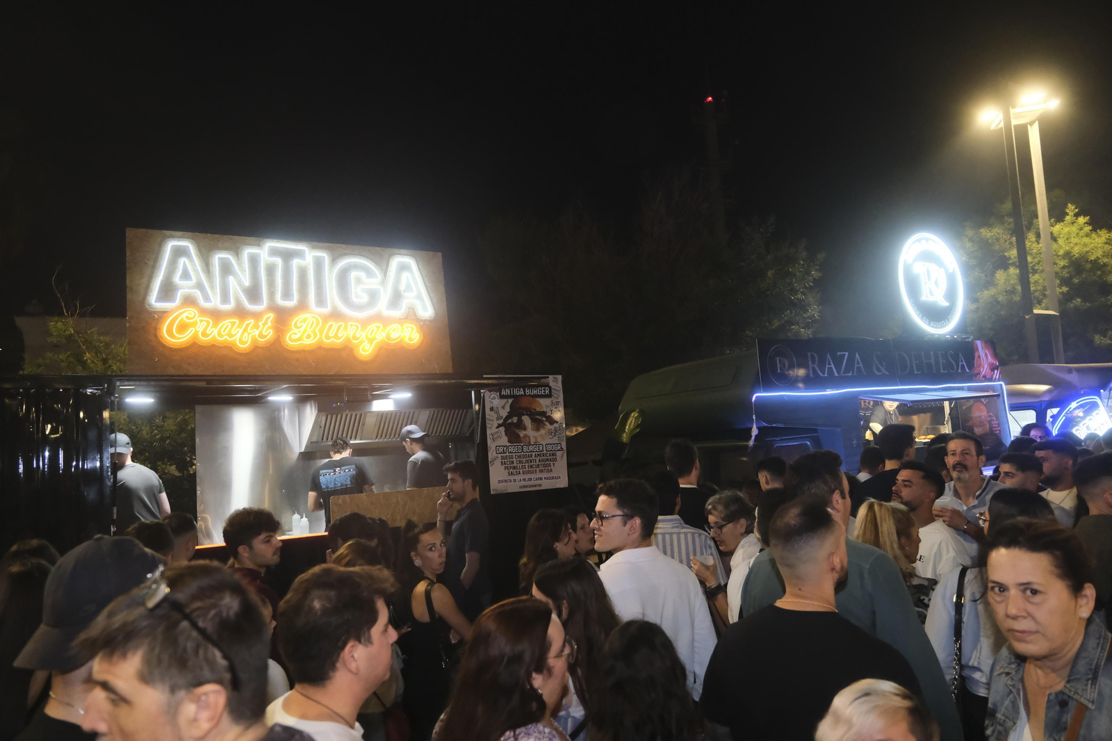 Neón y brasas en El Vial: el lleno absoluto de The Champions Burger en Córdoba Neón y brasas en El Vial: el lleno absoluto de The Champions Burger en Córdoba