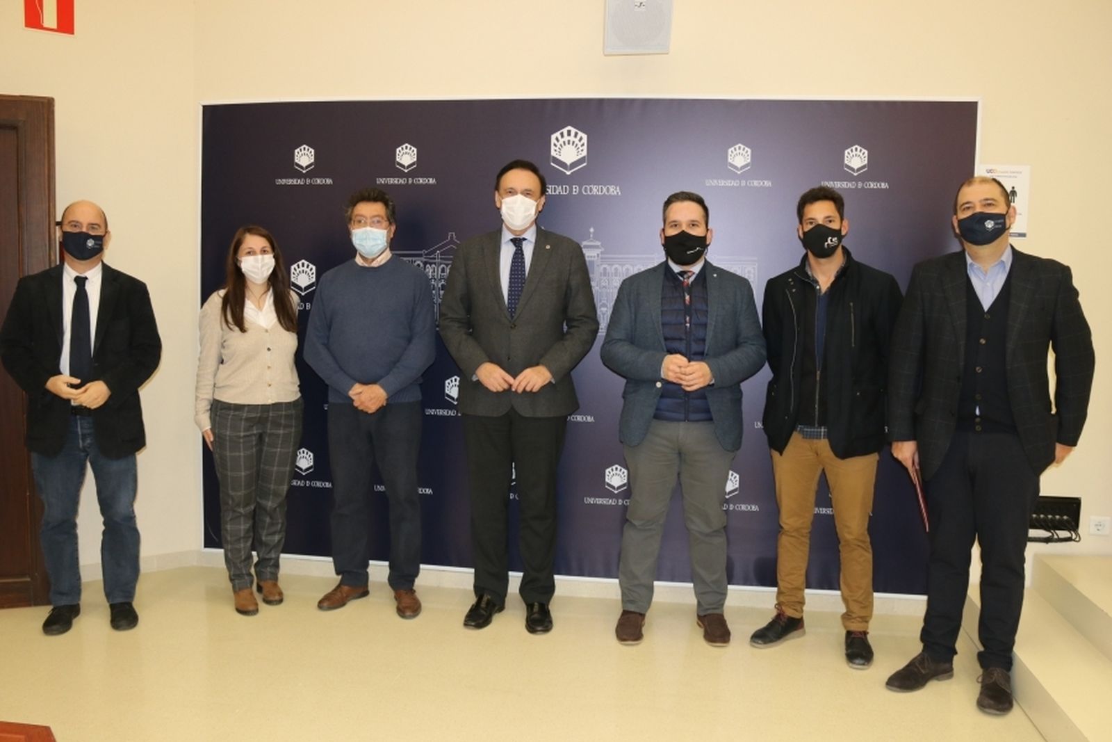 El rector de la UCO y el alcalde de Santaella, en el centro, tras la firma del acuerdo.