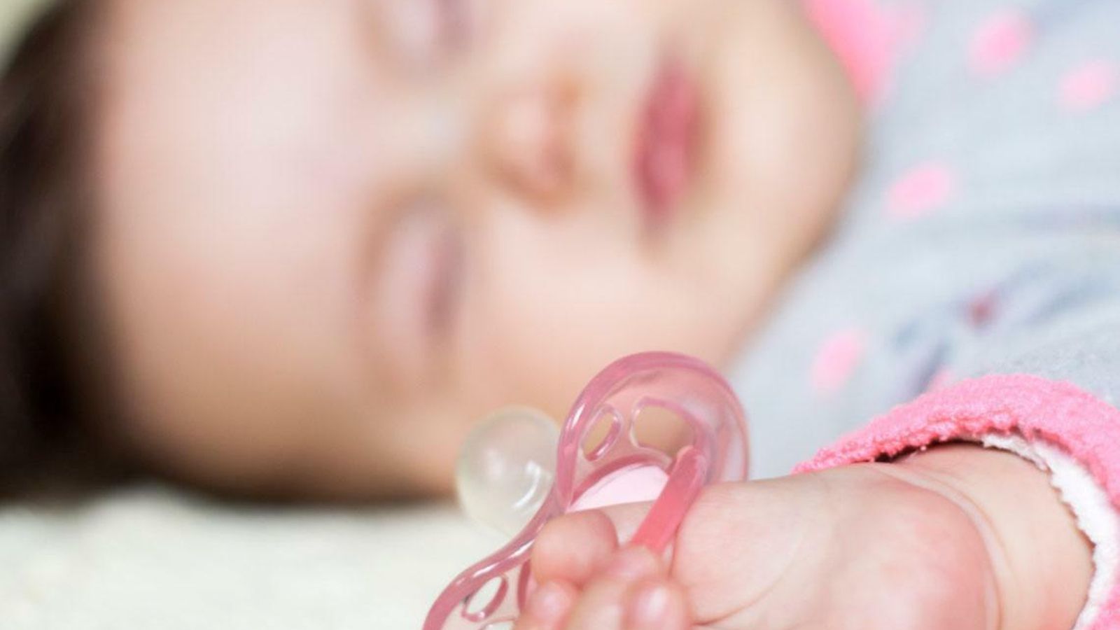 A la hora de dormir, el niño puede agitarse más. Contentarlo contándole un cuento puede devolverle a la calma.