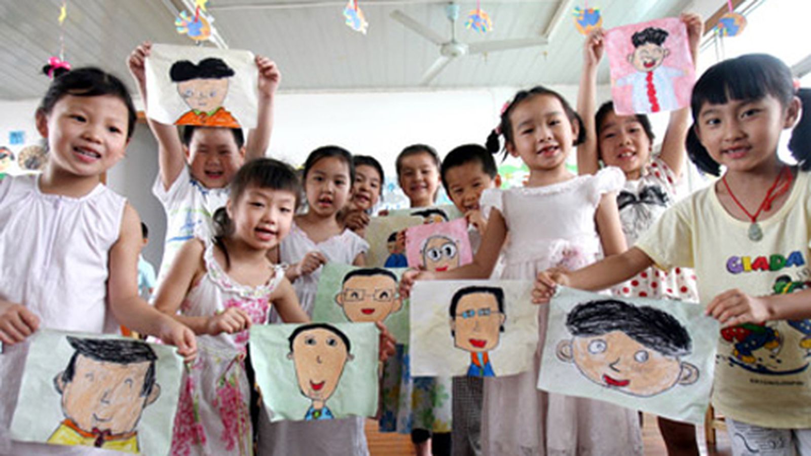 Niñas y niños haciendo manualidades en la escuela.