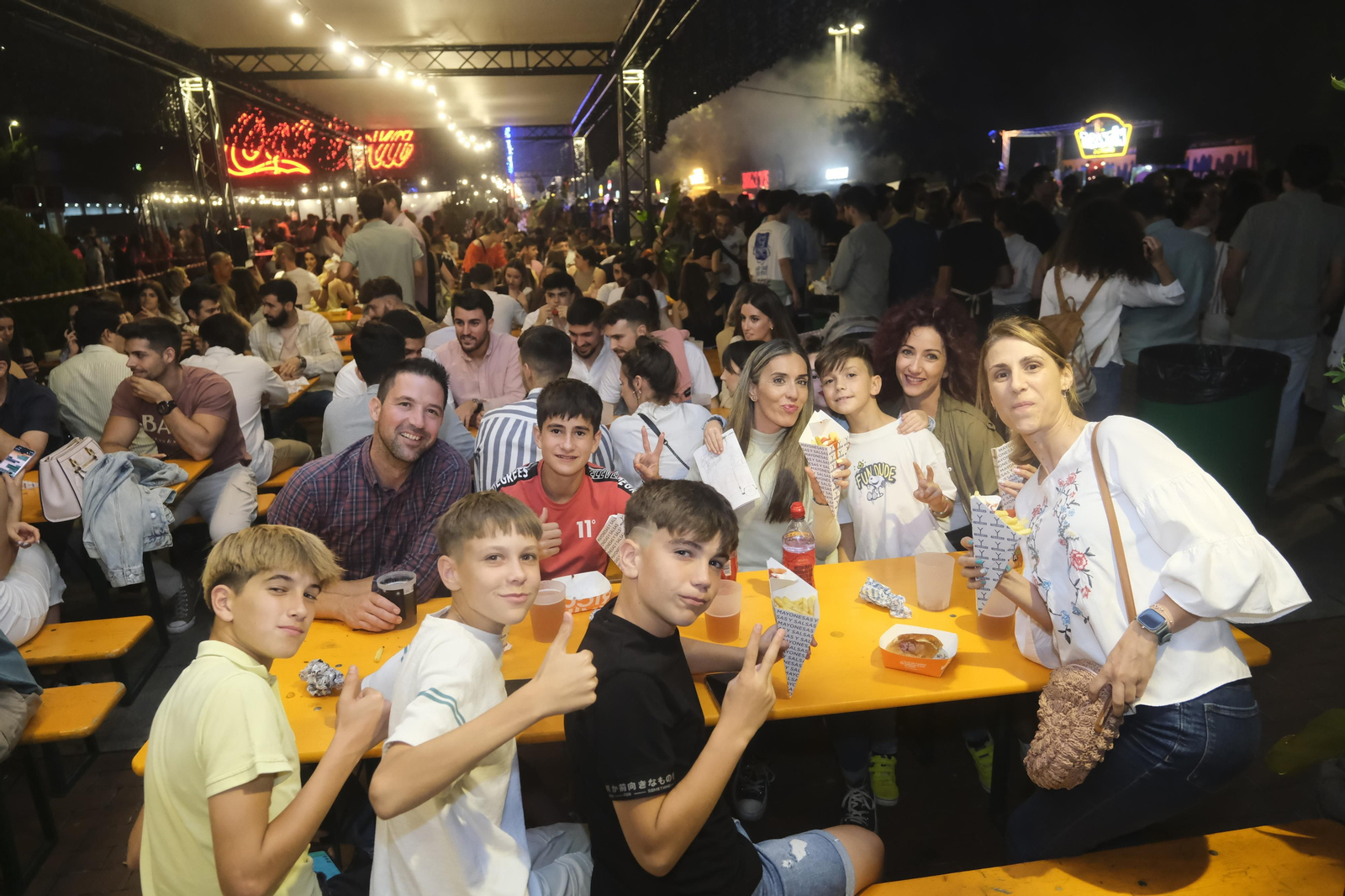 Neón y brasas en El Vial: el lleno absoluto de The Champions Burger en Córdoba Neón y brasas en El Vial: el lleno absoluto de The Champions Burger en Córdoba