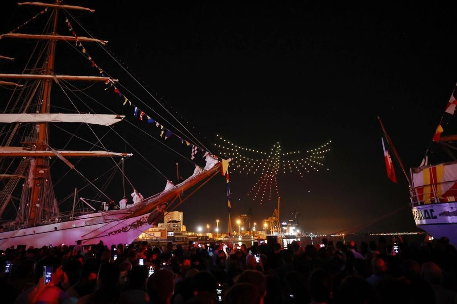 Imágenes del sábado en la Regata de Cádiz: espectáculo de drones y concierto de Álvaro de Luna