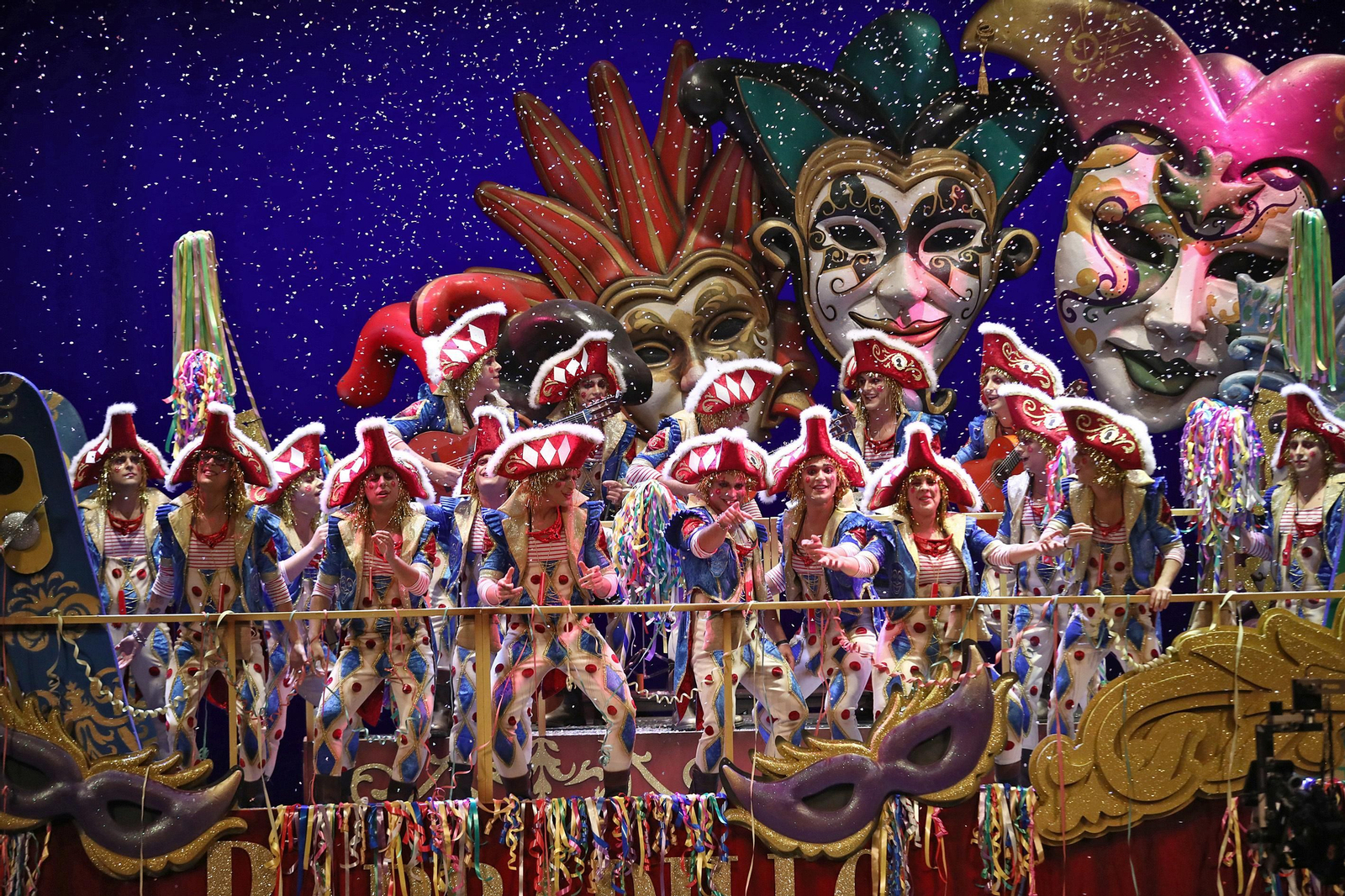 Actuación de la comparsa 'Despues de Cádiz, ni hablar'