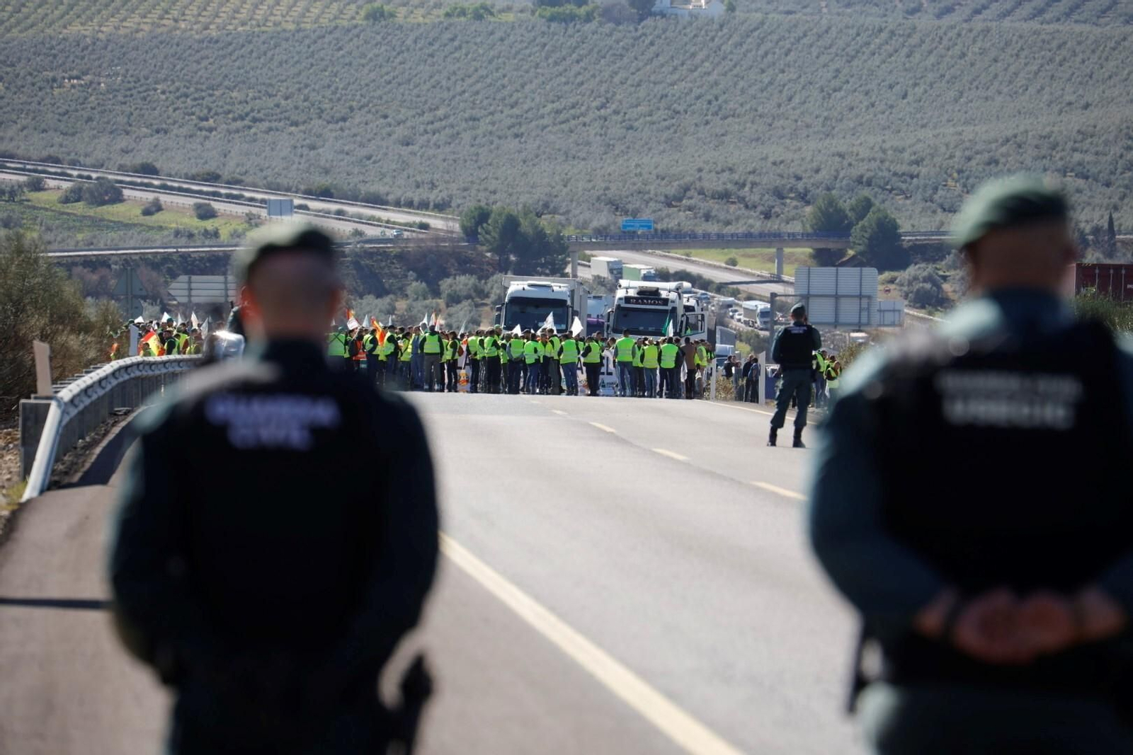 Los agricultores cortan la A-45 en Lucena, en imágenes