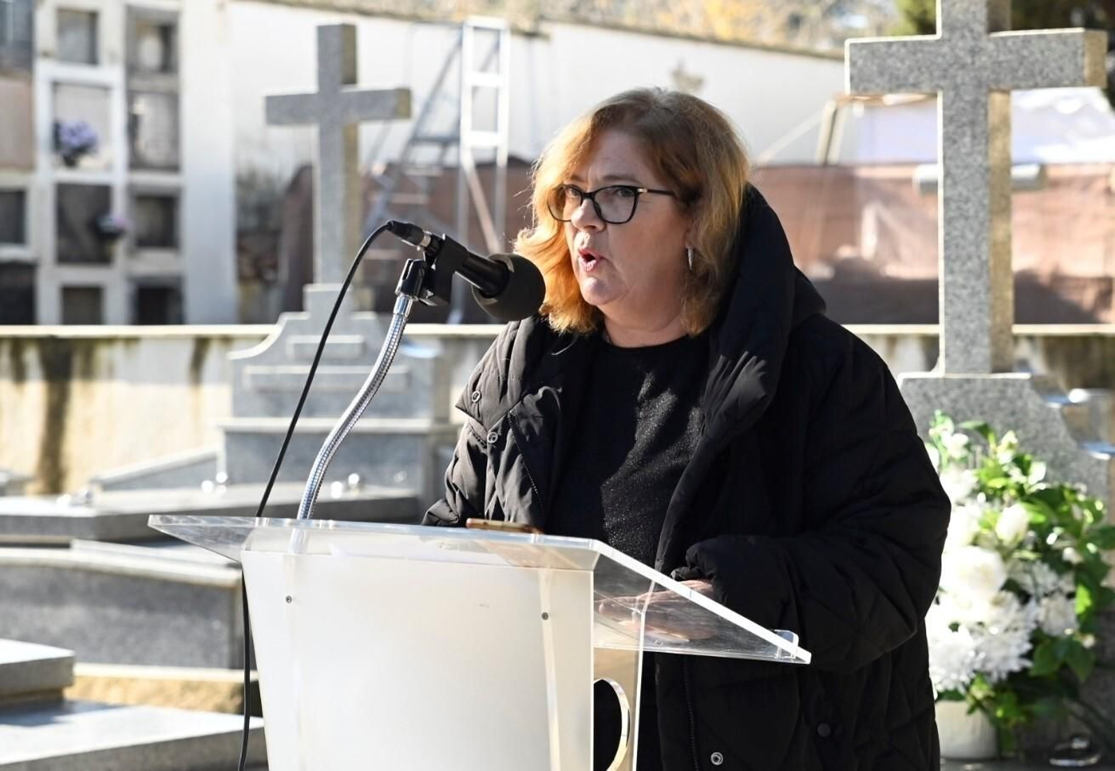 La plataforma Comisión de la Verdad recuerda a las víctimas del franquismo con un acto en el cementerio de la Salud, en imágenes
