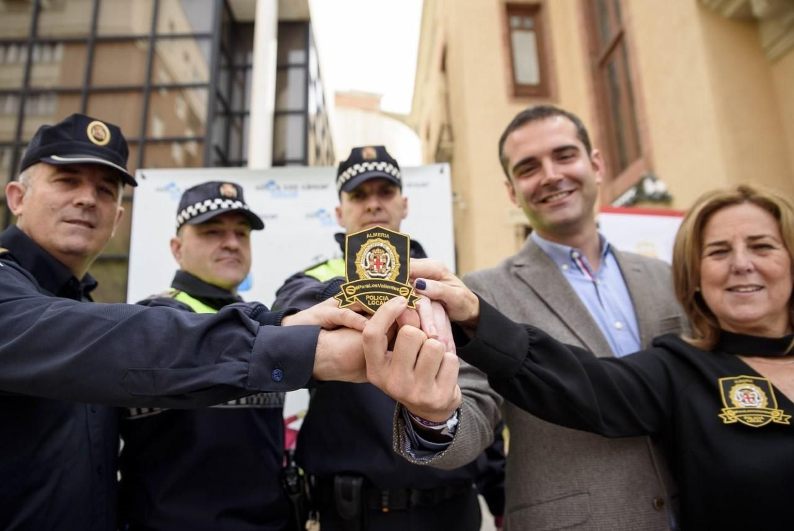 El escudo, bordado en hilo dorado, el color de la lucha contra el cáncer infantil