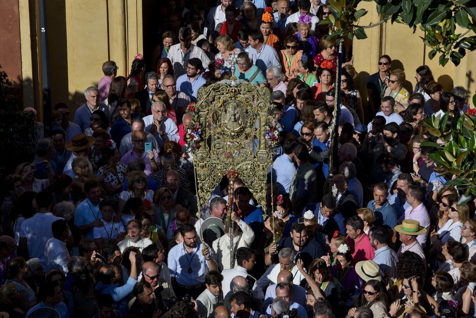La salida de la Hermandad del Rocío de Triana, en imágenes