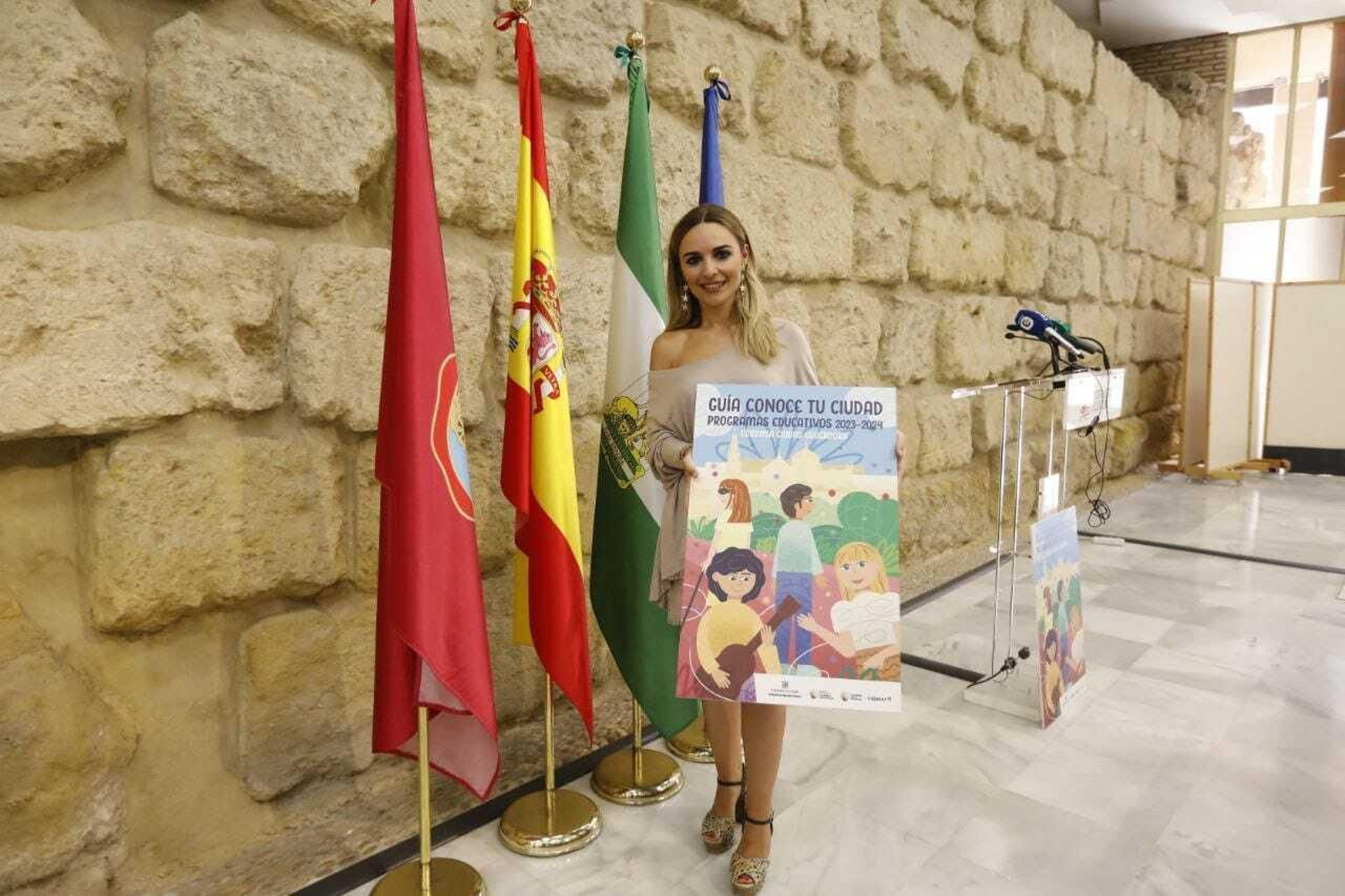 La edil de Educación, Narci Ruiz, con el cartel de la guía.