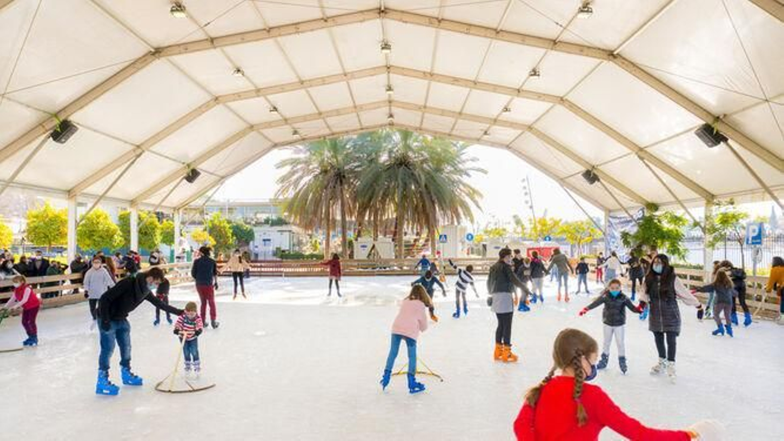 Pista de hielo de Sevilla On Ice en el Muelle de las Delicias