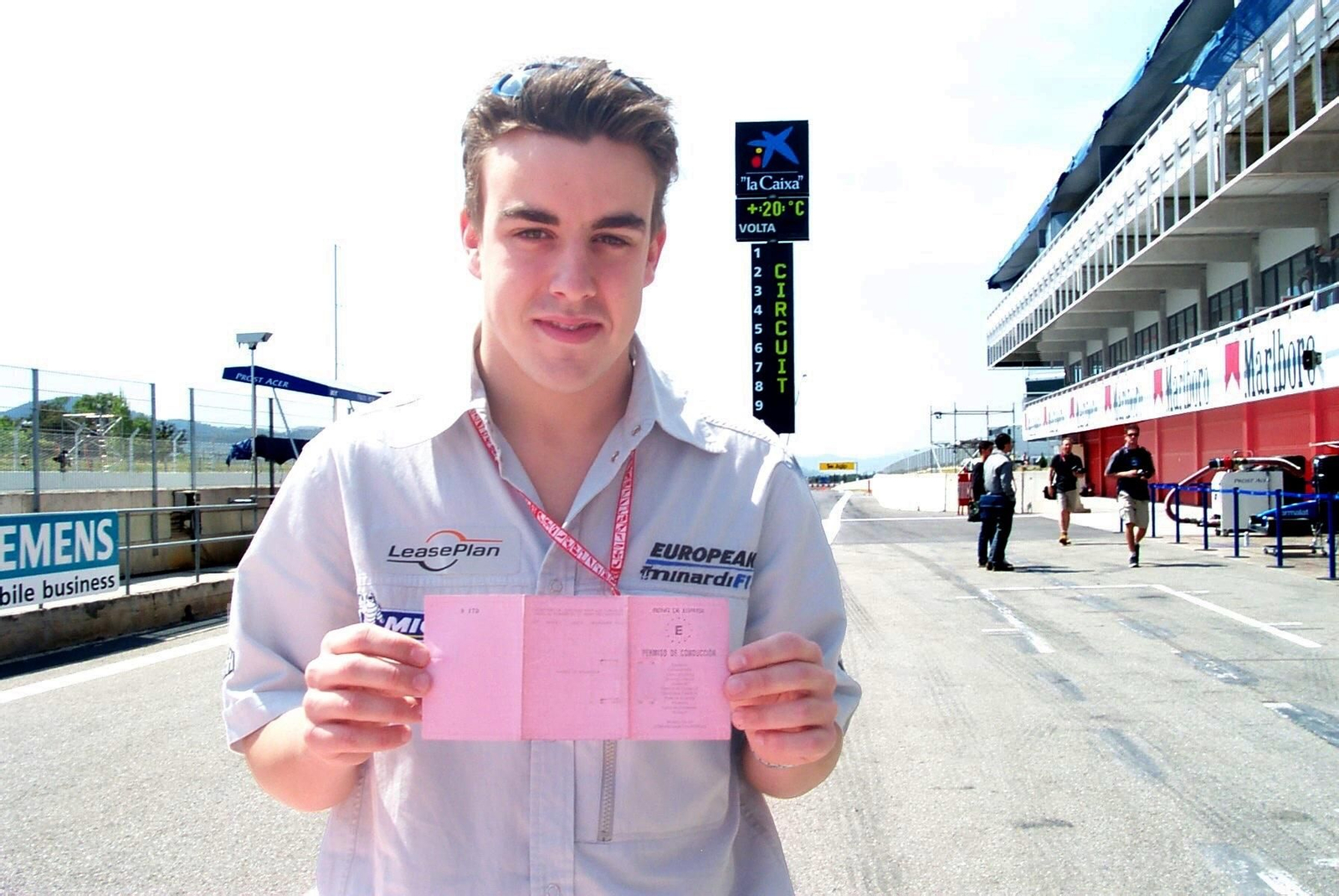 Fernando Alonso posa con su carné de conducir en Montmeló en 2001.