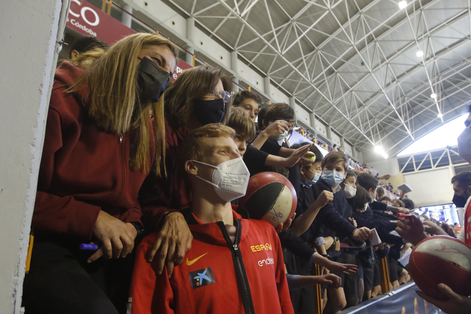 La selección española de baloncesto abre el entrenamiento en Córdoba a los más jóvenes, en imágenes