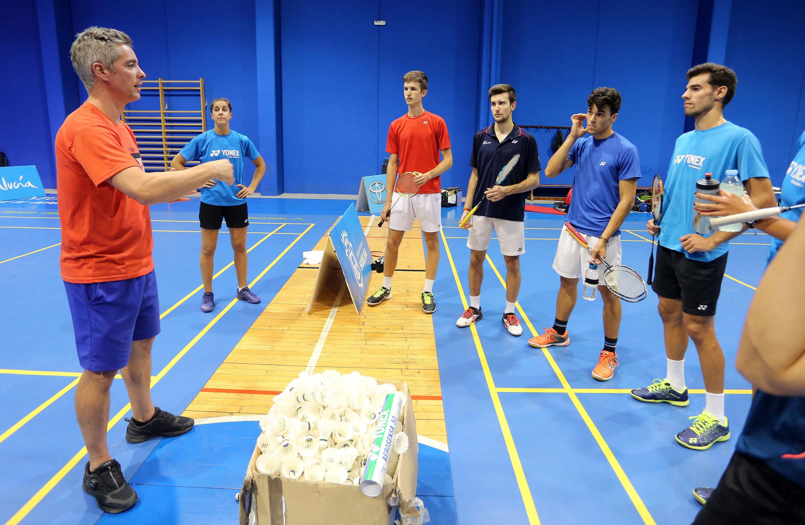Fernando Rivas, izquierda, dando instrucciones en el Palacio de Deportes.