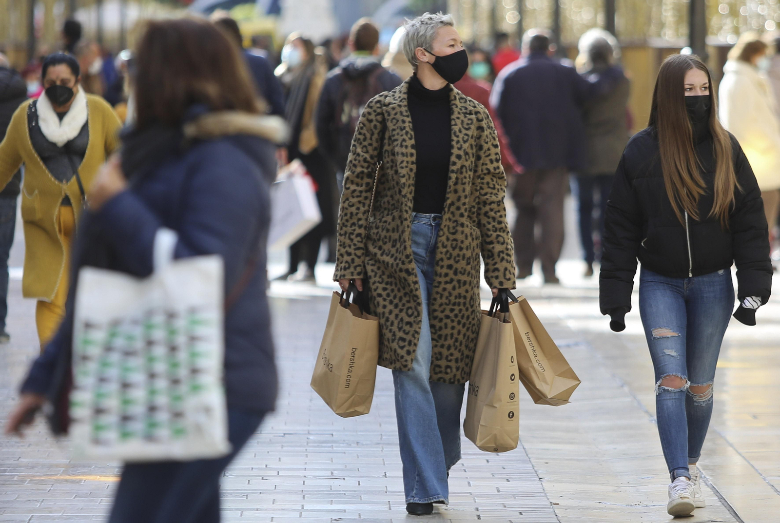 Gente en la calle en Navidades