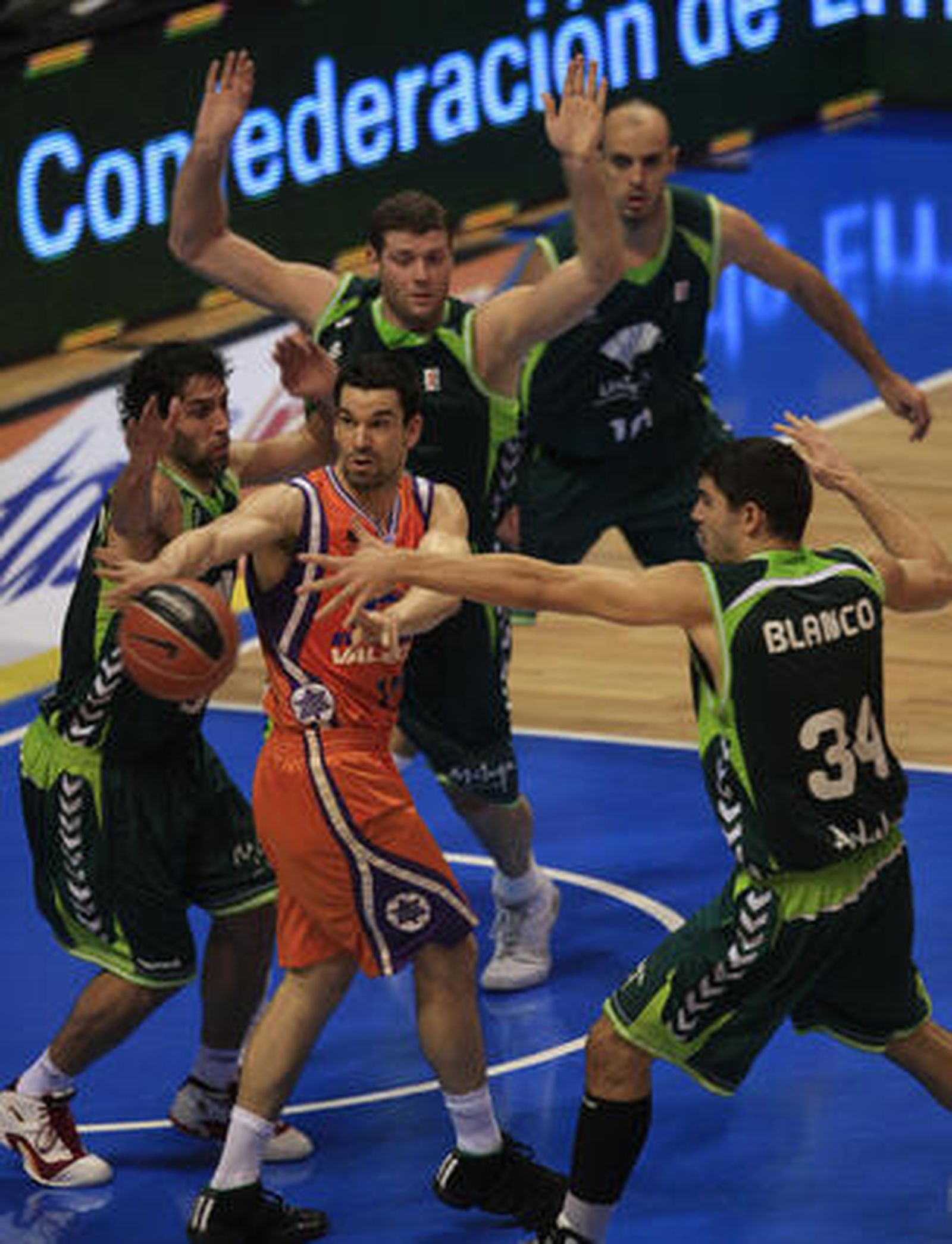 El Unicaja pierde contra el Power Electronics (64-70) y se aleja de la Copa del Rey

Los de Aíto lo intentaron hasta el final, pero la precipitación y el mal día en los tiros decantaron el encuentro para los valencianos.

Foto: Sergio Camacho / Agencias