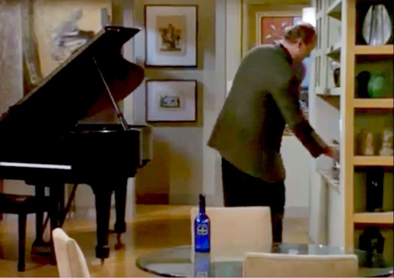 Una botella de Harveys Bristol  Cream sobre la mesa del salón.