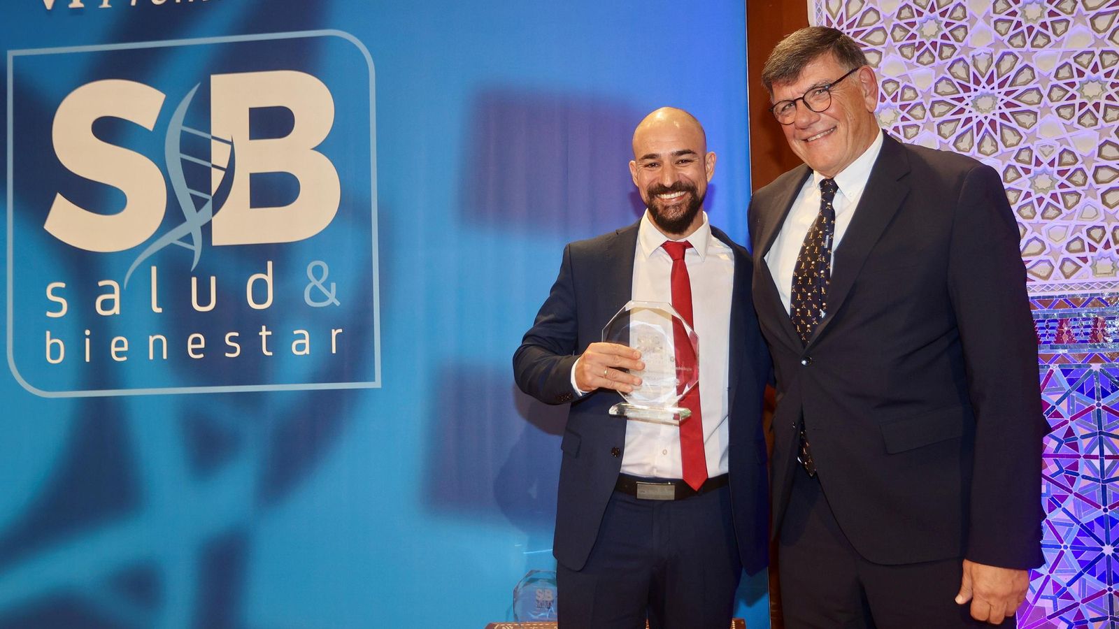 El premio al investigador Gabriel Sena El premio fue entregado por Pedro Dirocco , director General Iberia de Biomérieux.