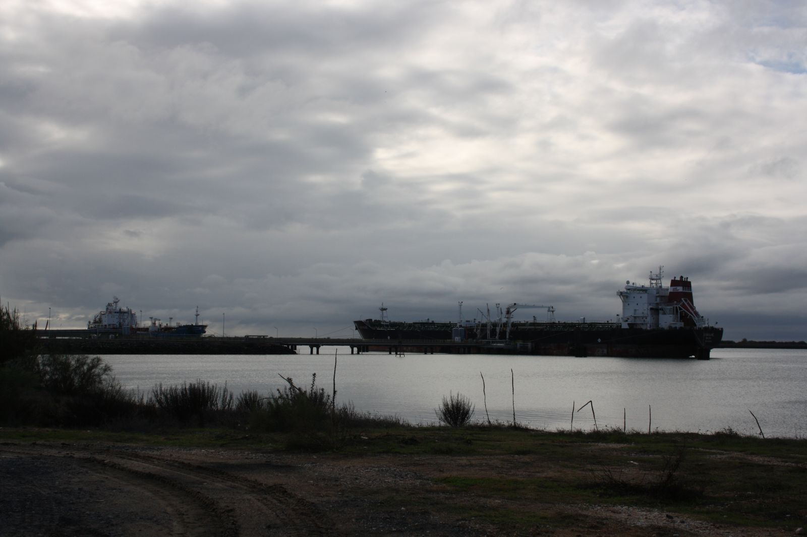 El tráfico de graneles líquidos energéticos es fundamental para el movimiento de mercancías en el Puerto de Huelva.