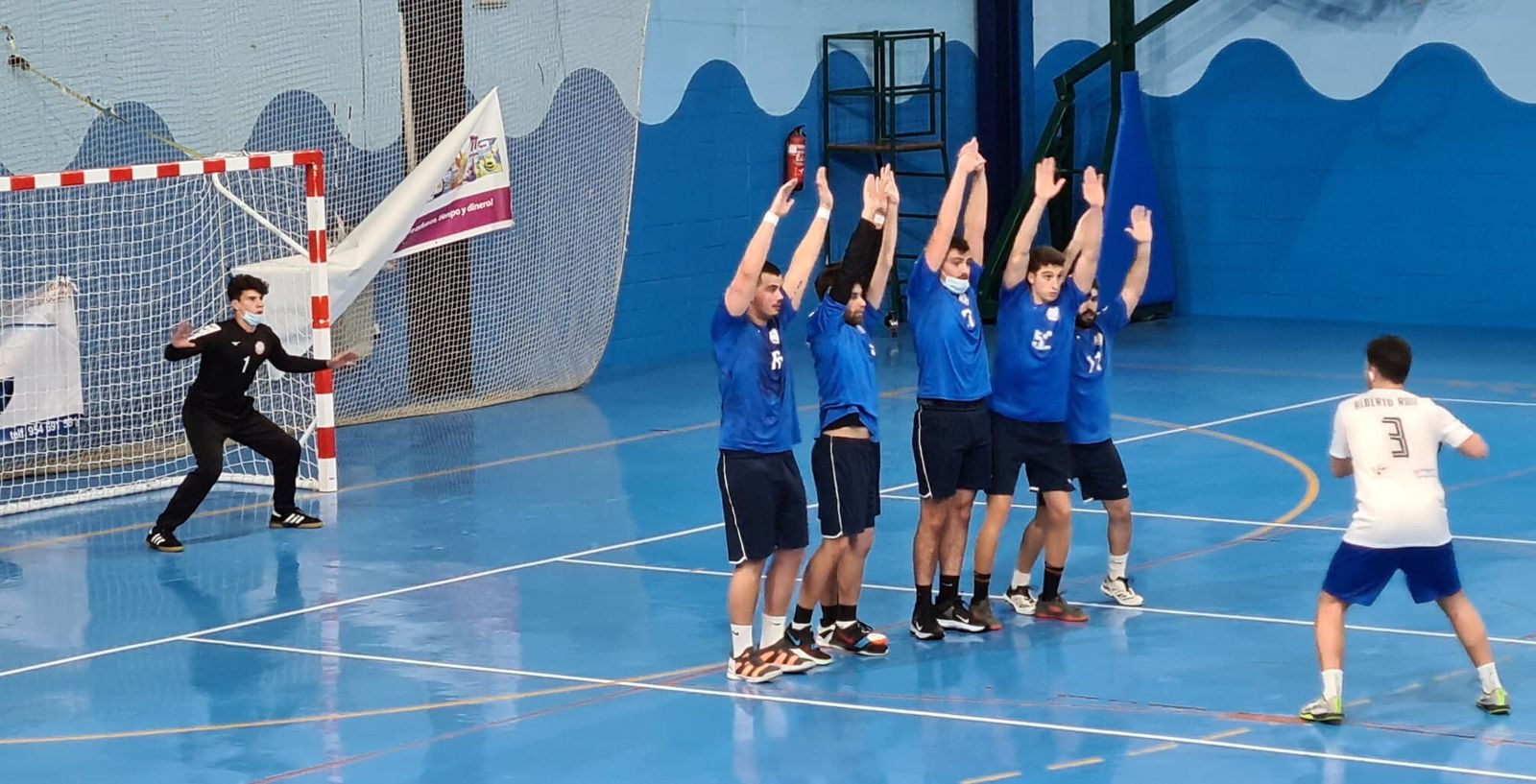 Los jugadores del BM Montequinto forman una barrera en un partido.