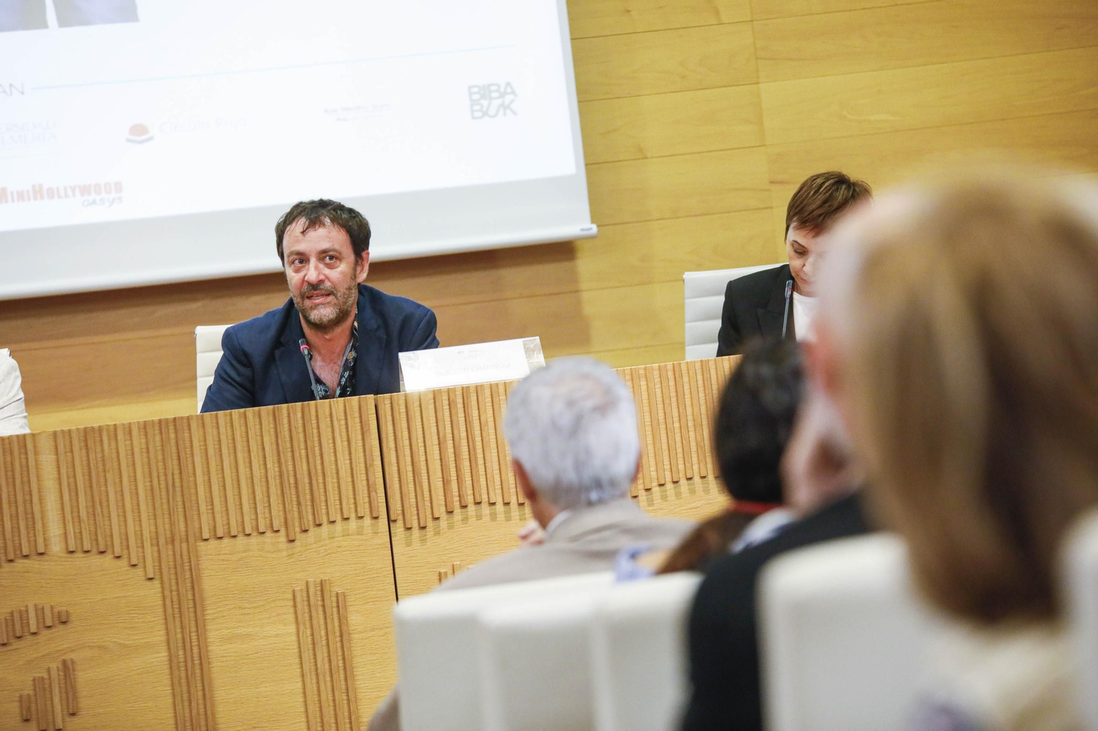 Carmen Mola presenta su libro "El clan" en la Casa de las mariposas de Almería, en imágenes