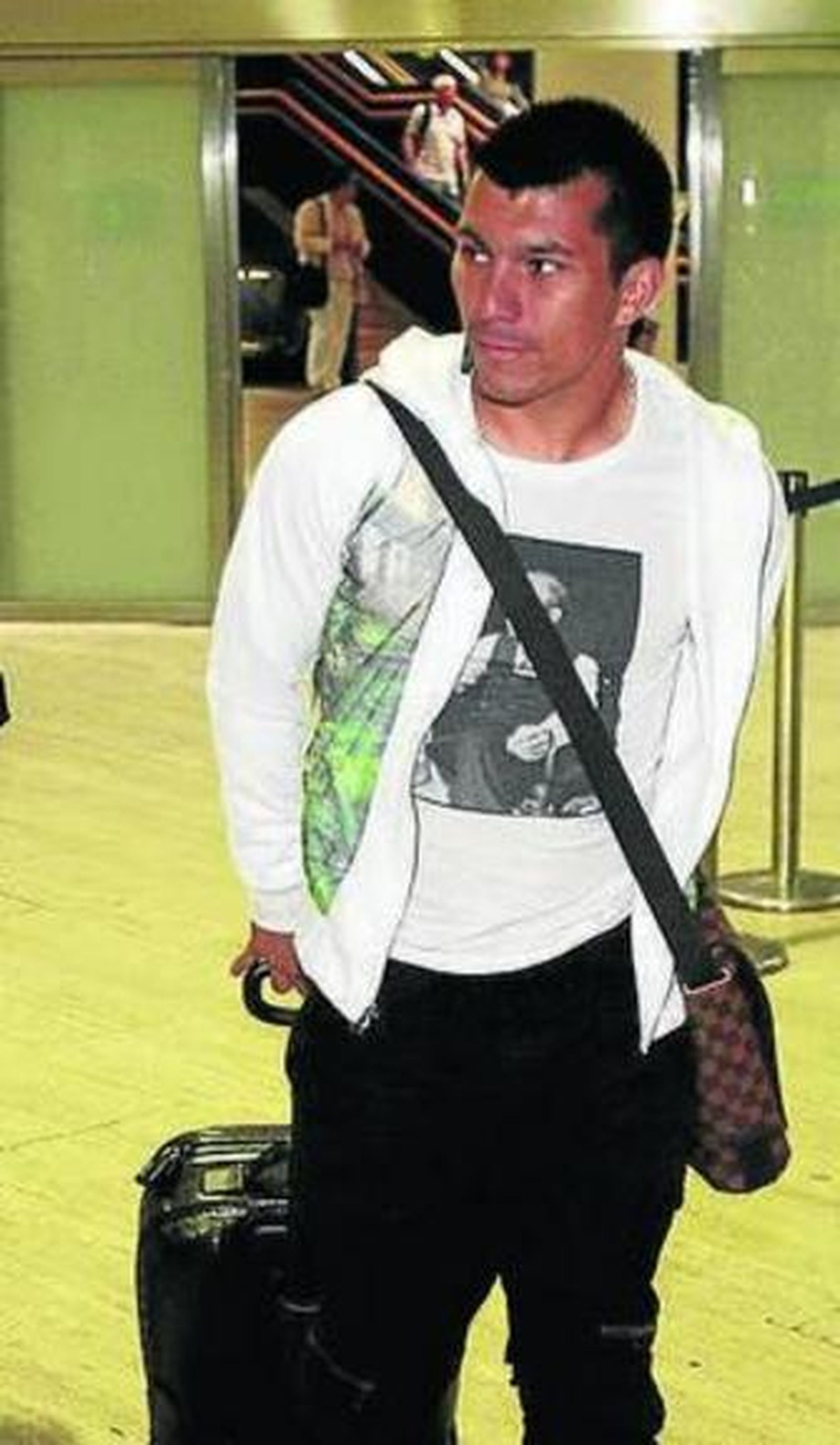 Marcelino grita durante la sesión de ayer con Rakitic detrás.