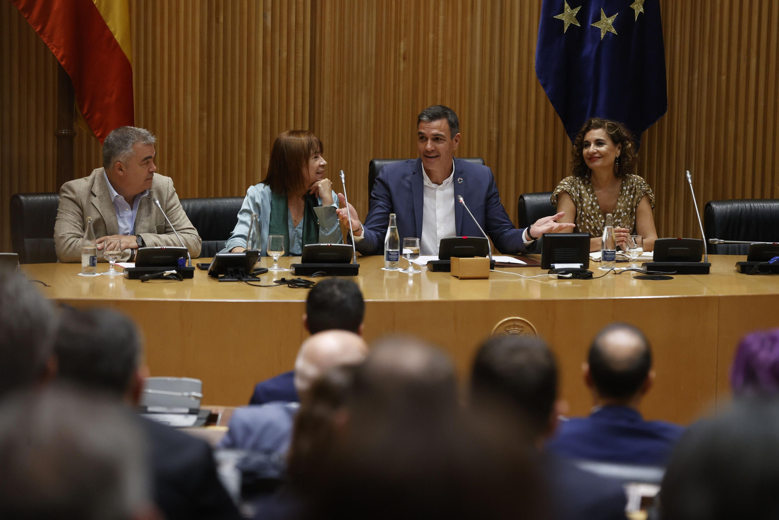 Pedro Sánchez, junto a María Jesús Montero (d), Cristina Narbona y Santos Cerdán), preside reunión interparlamentaria socialista.