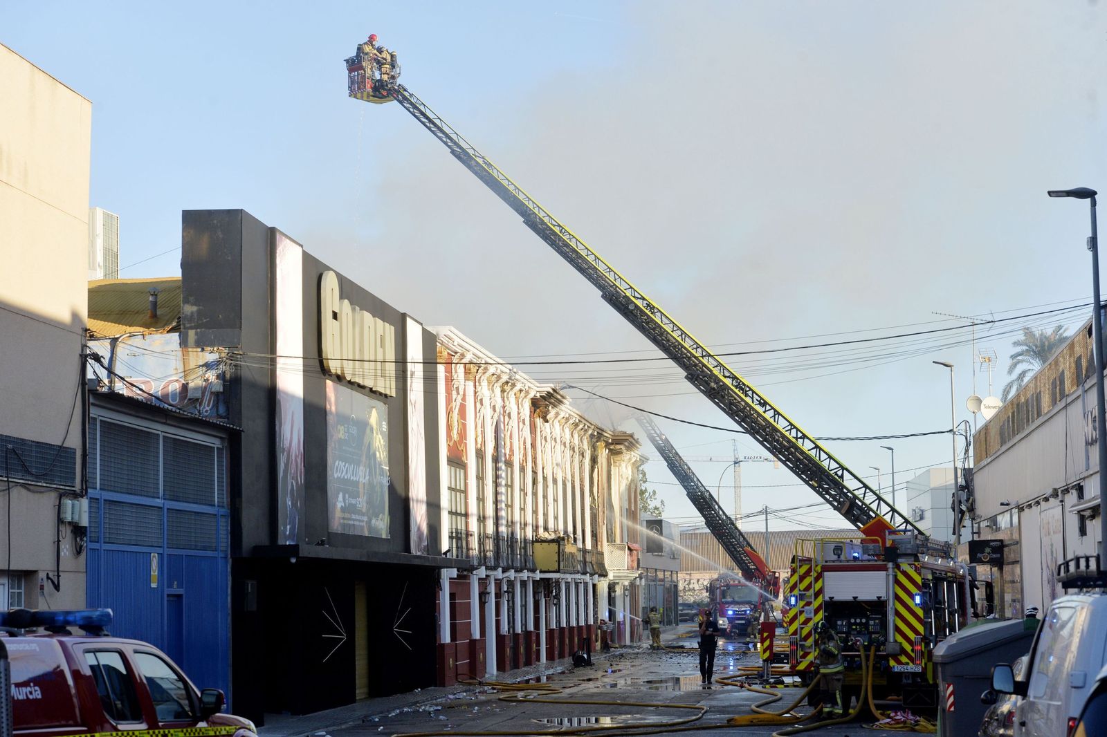 Galería gráfica: Los bomberos intervienen en el incendio de la discoteca de Murcia