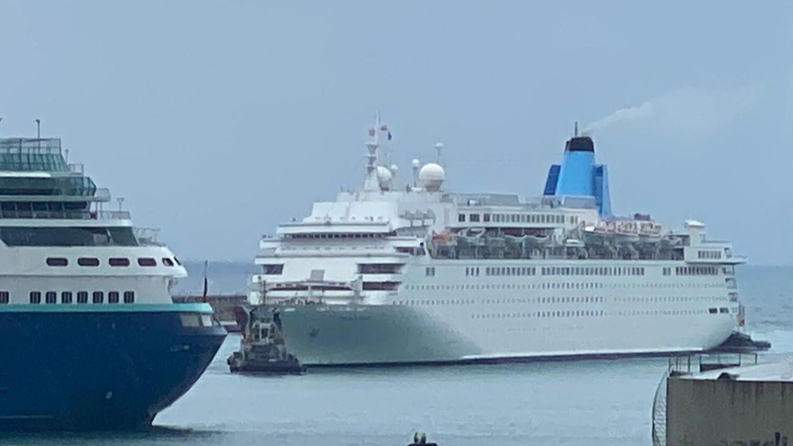 El buque entrando al puerto de Málaga.