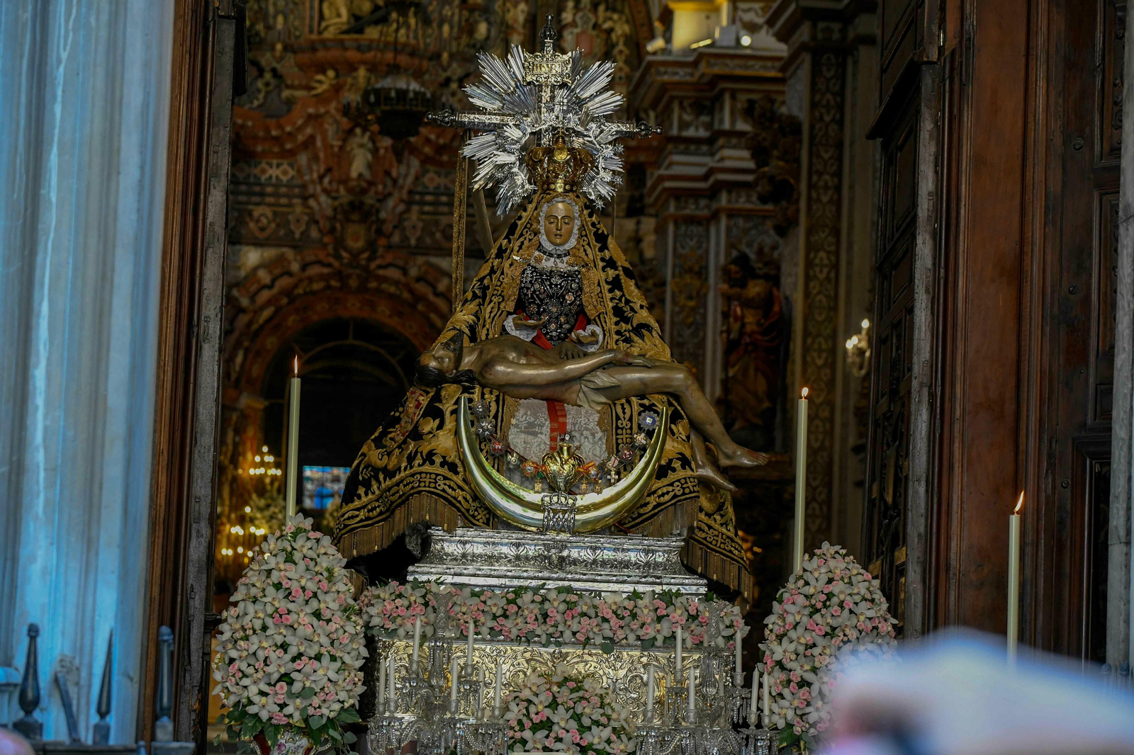 La Ofrenda floral a la Virgen de las Angustias, en imágenes
