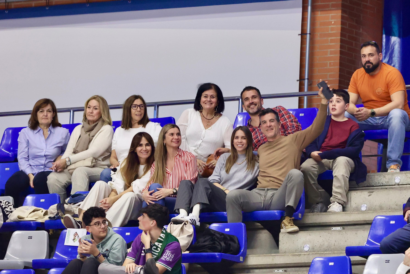Los jugadores del primer equipo apoyaron al Unicaja Mijas